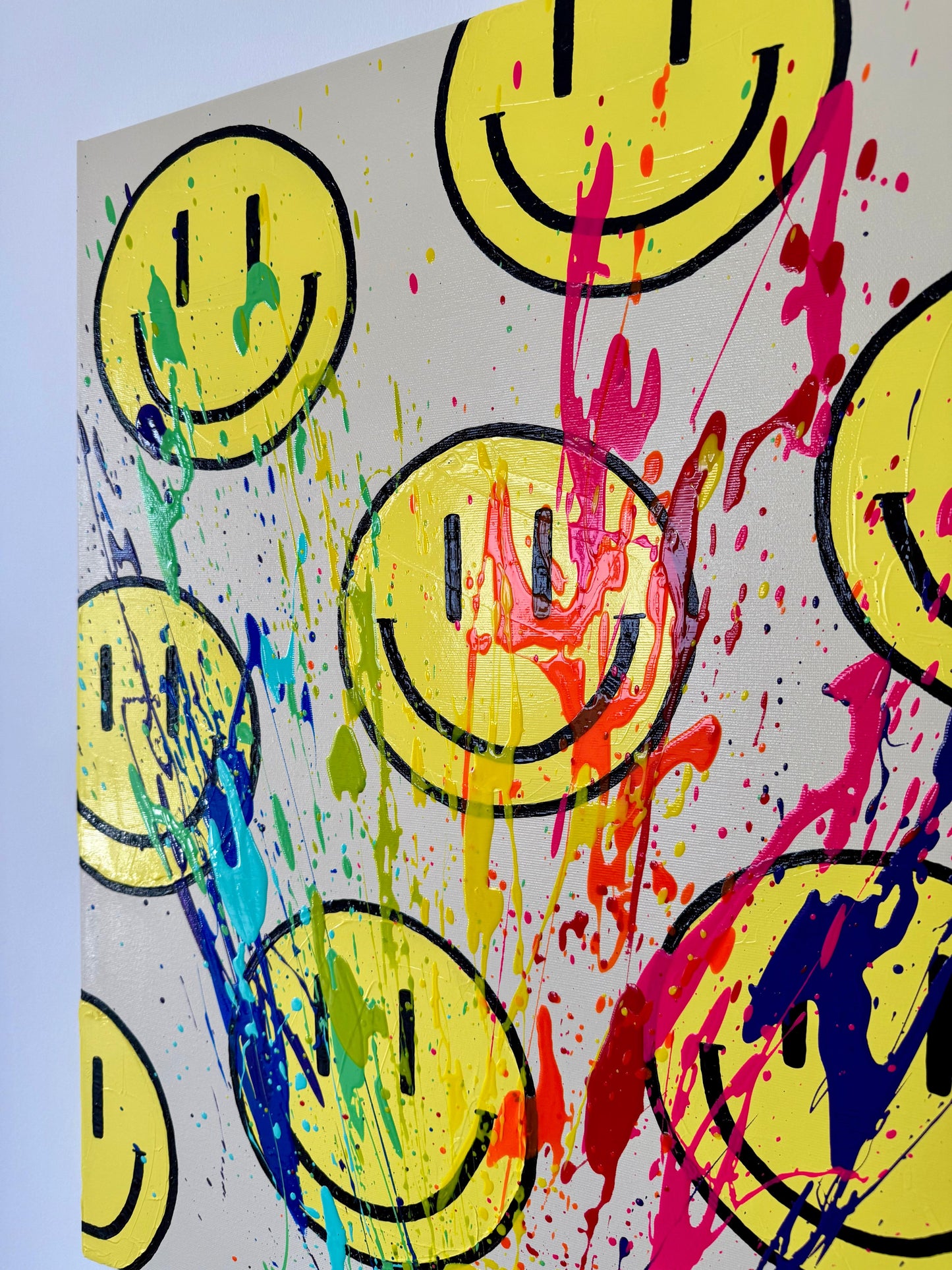Detailaufnahme von HAPPY #11 – gelbe Happy-Face-Motive mit Neonpink, Blau und Grün sowie sichtbarer Textur der Acrylfarbe.