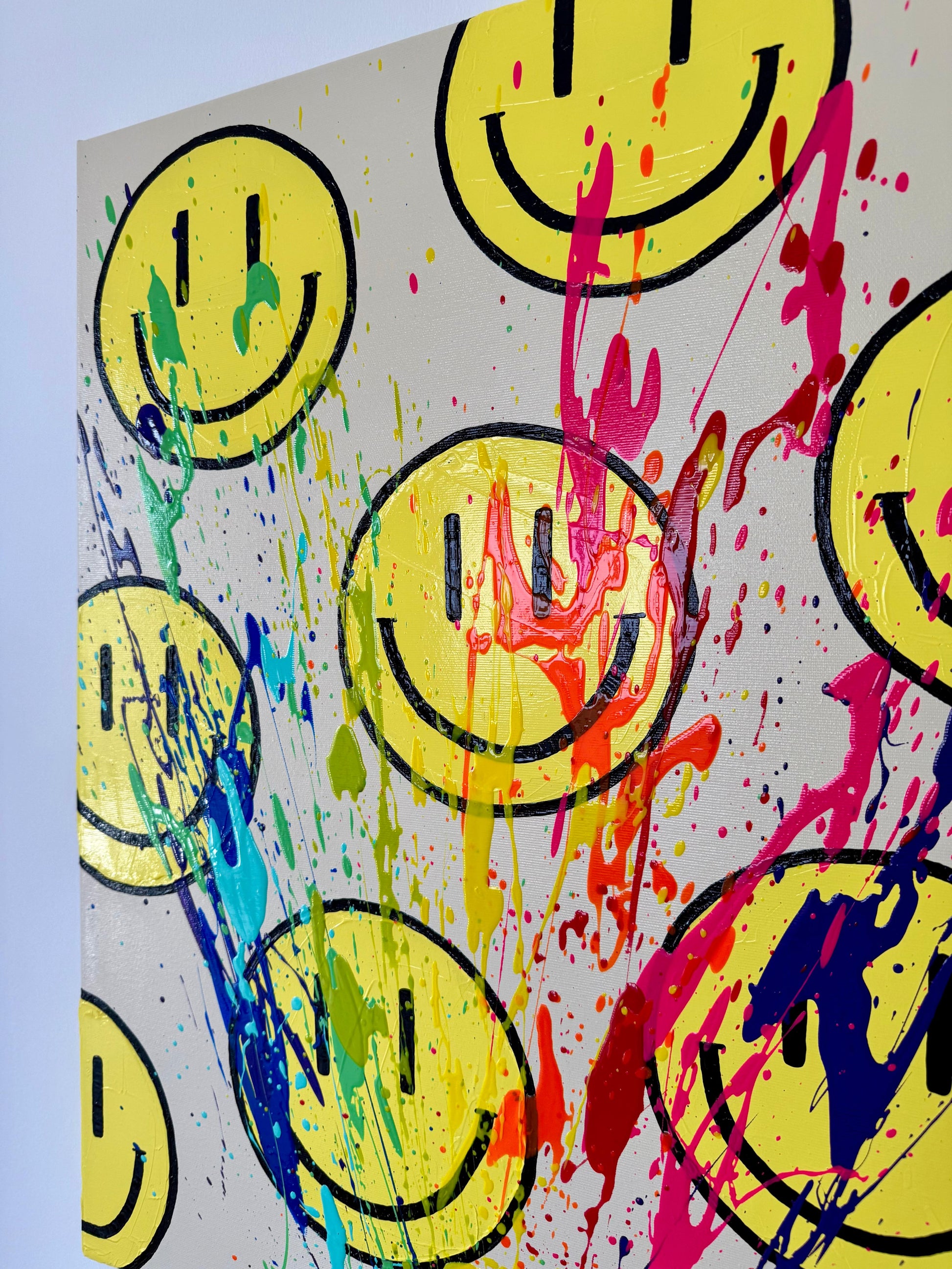 Detailaufnahme von HAPPY #11 – gelbe Happy-Face-Motive mit Neonpink, Blau und Grün sowie sichtbarer Textur der Acrylfarbe.