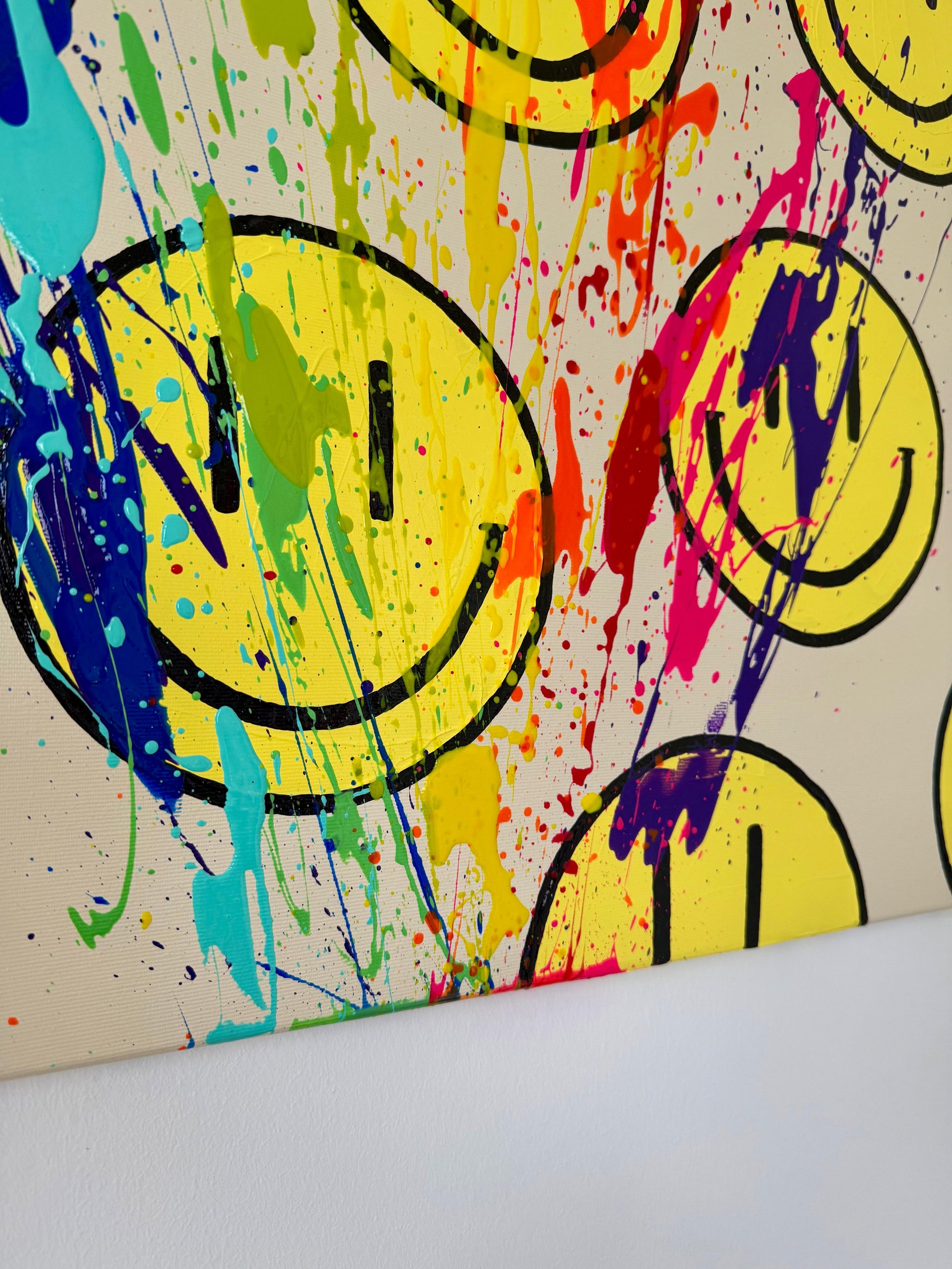 Detailfoto der Farbspritzer und Happy-Faces im Kunstwerk HAPPY #11 mit sichtbaren Schichten und Textur.