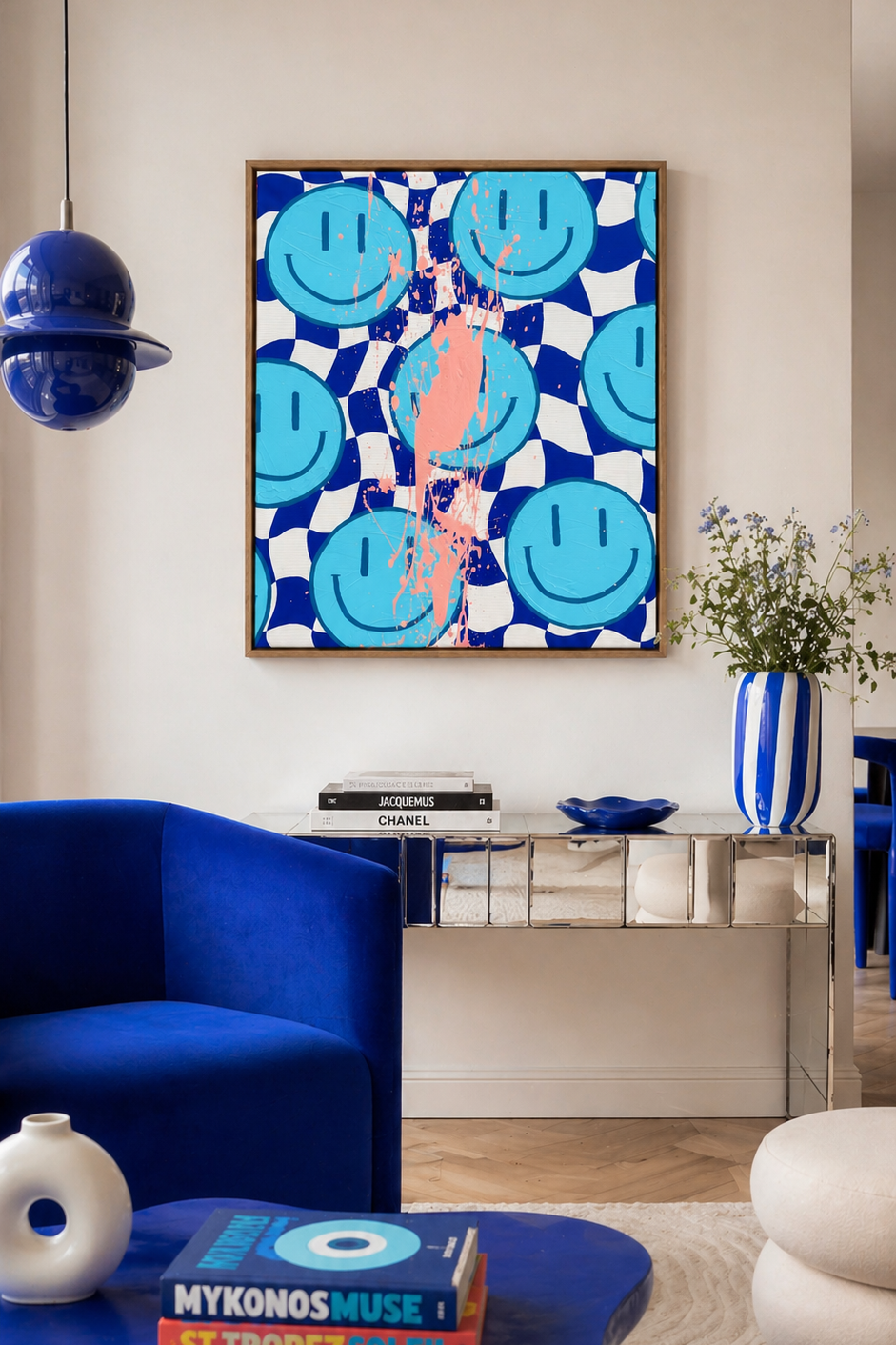 Abstraktes Acrylbild mit blauen Smileys und Farbspritzern im modernen Esszimmer mit kobaltblauen Stühlen, runder Tisch und heller Wand, Dopamine Decor Stil, 50x60 cm