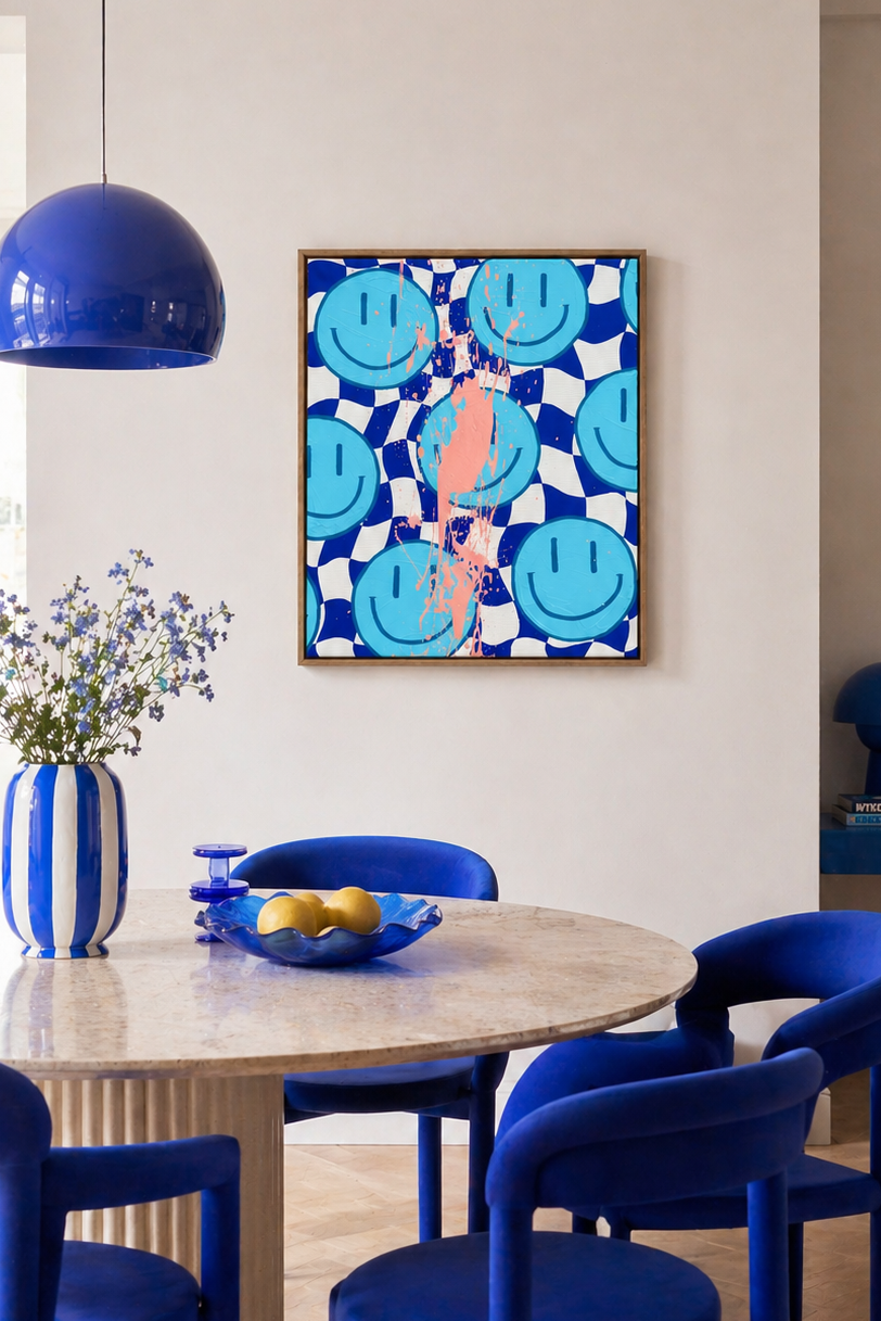 Abstraktes Kunstwerk mit blauen Smileys und Schachbrettmuster in modernem Wohnzimmer mit blauem Dopamine Decor, heller Wand, Samtsessel und natürlichem Tageslicht, 50x60 cm