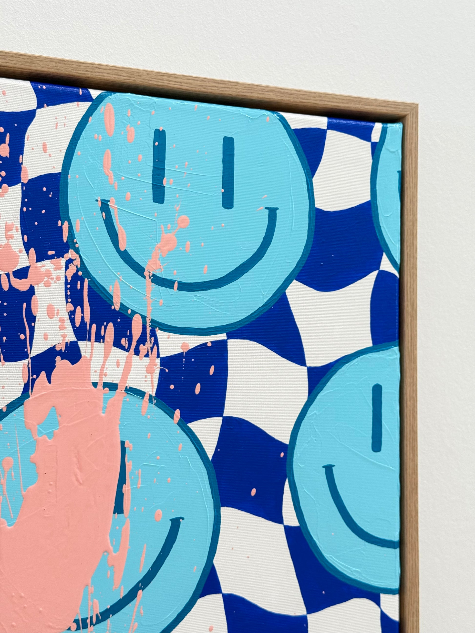 Blau-weißes Schachbrettmuster mit überlagernden hellblauen Smileys im modernen Acrylkunstwerk HAPPY #13.