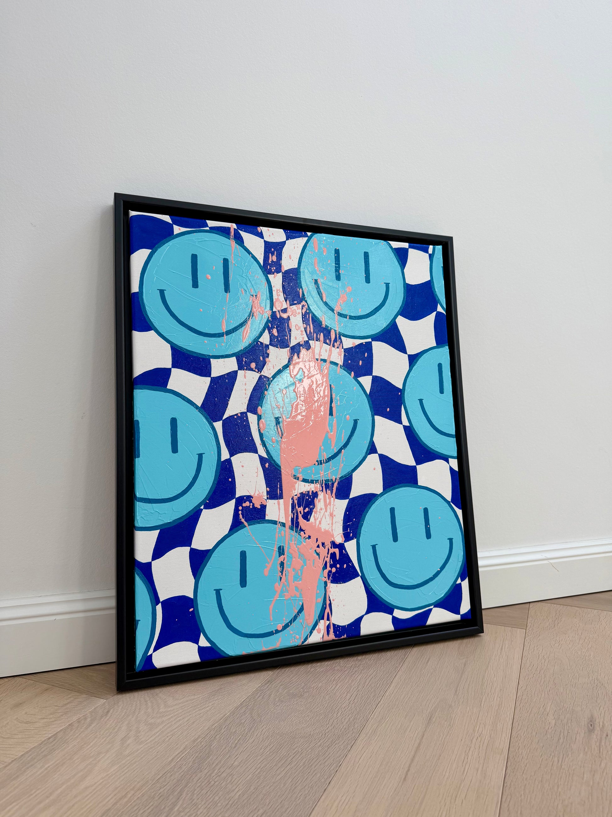 Moderne Happy-Face Kunst HAPPY #13 in Blau und Weiß mit rosa Farbsplash, schwarzem Floater Frame und strukturierter Acryloberfläche