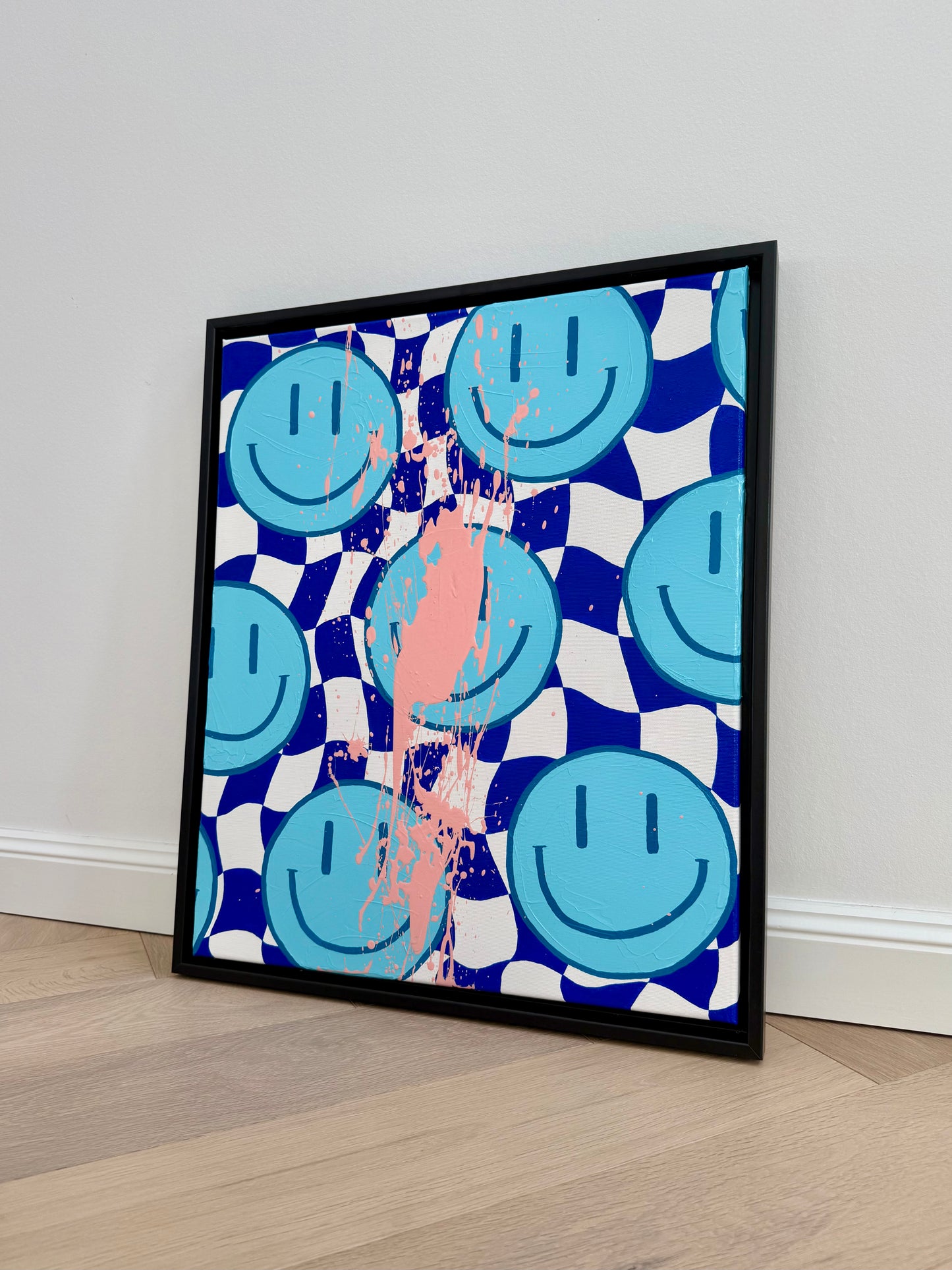 HAPPY #13 – modernes Happy-Face Acrylbild in Blau und Weiß mit rosa Farbsplash, schwarzem Schattenfugenrahmen und strukturierter Oberfläche
