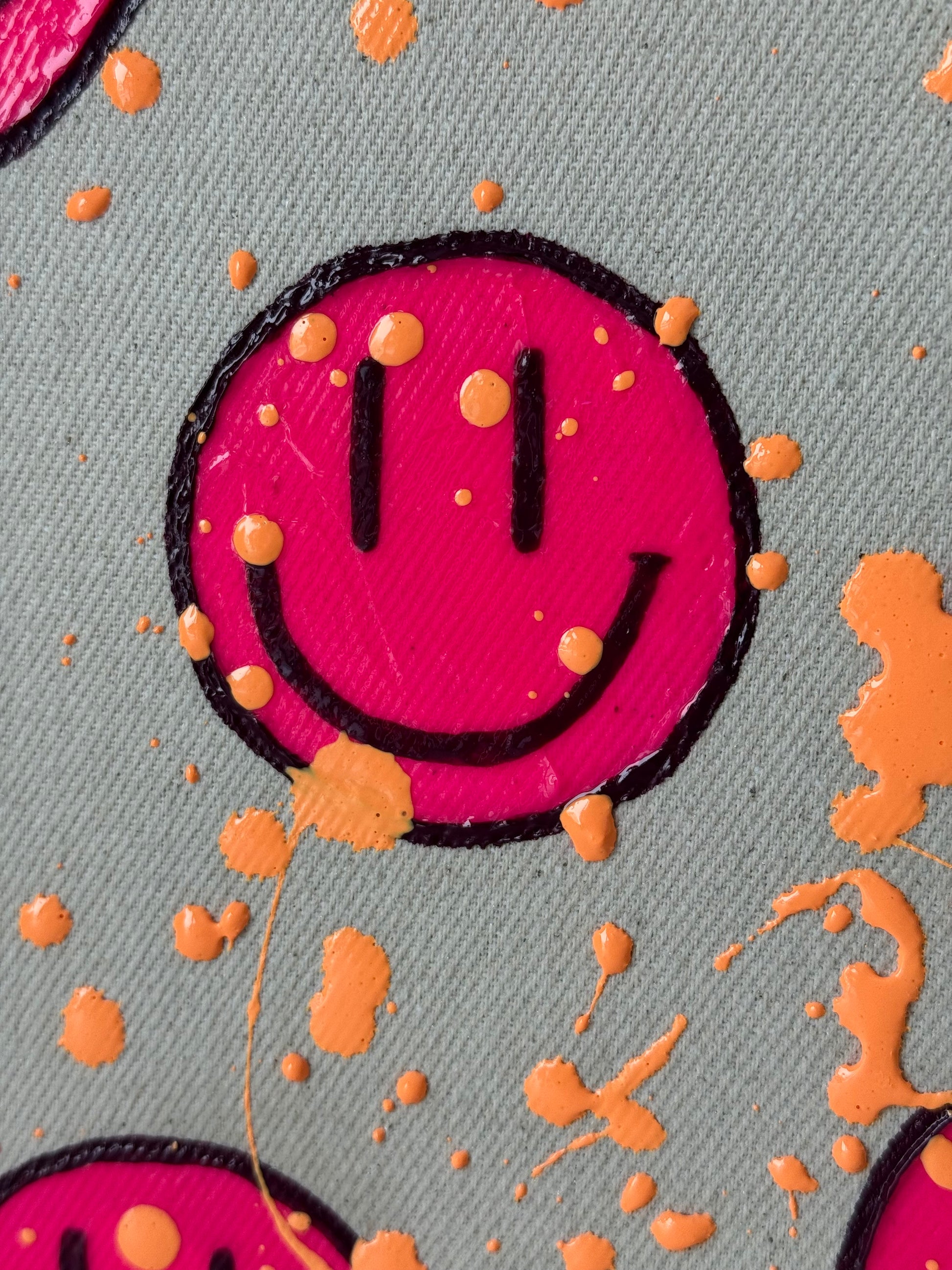 Detailaufnahme von „HAPPY #14“ – handgemaltes Happy-Face-Kunstwerk in Neonpink mit sichtbarer Textur und apricotfarbenen Farbspritzern auf Leinwand