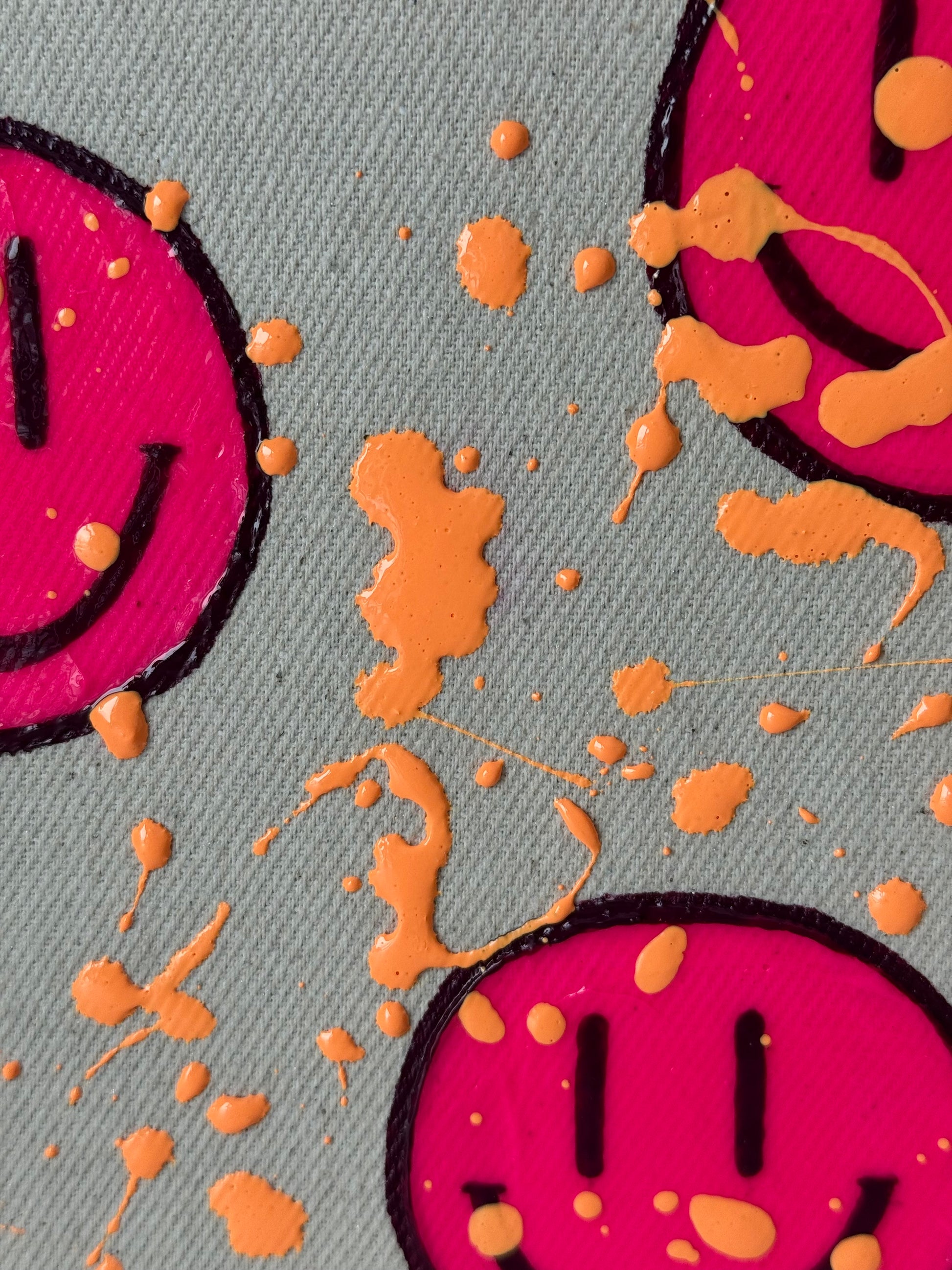 Makro Detail der Textur von „HAPPY #14“ – Neonpinkes Happy-Face-Kunstwerk mit apricotfarbenen Farbspritzern und sichtbarer Struktur