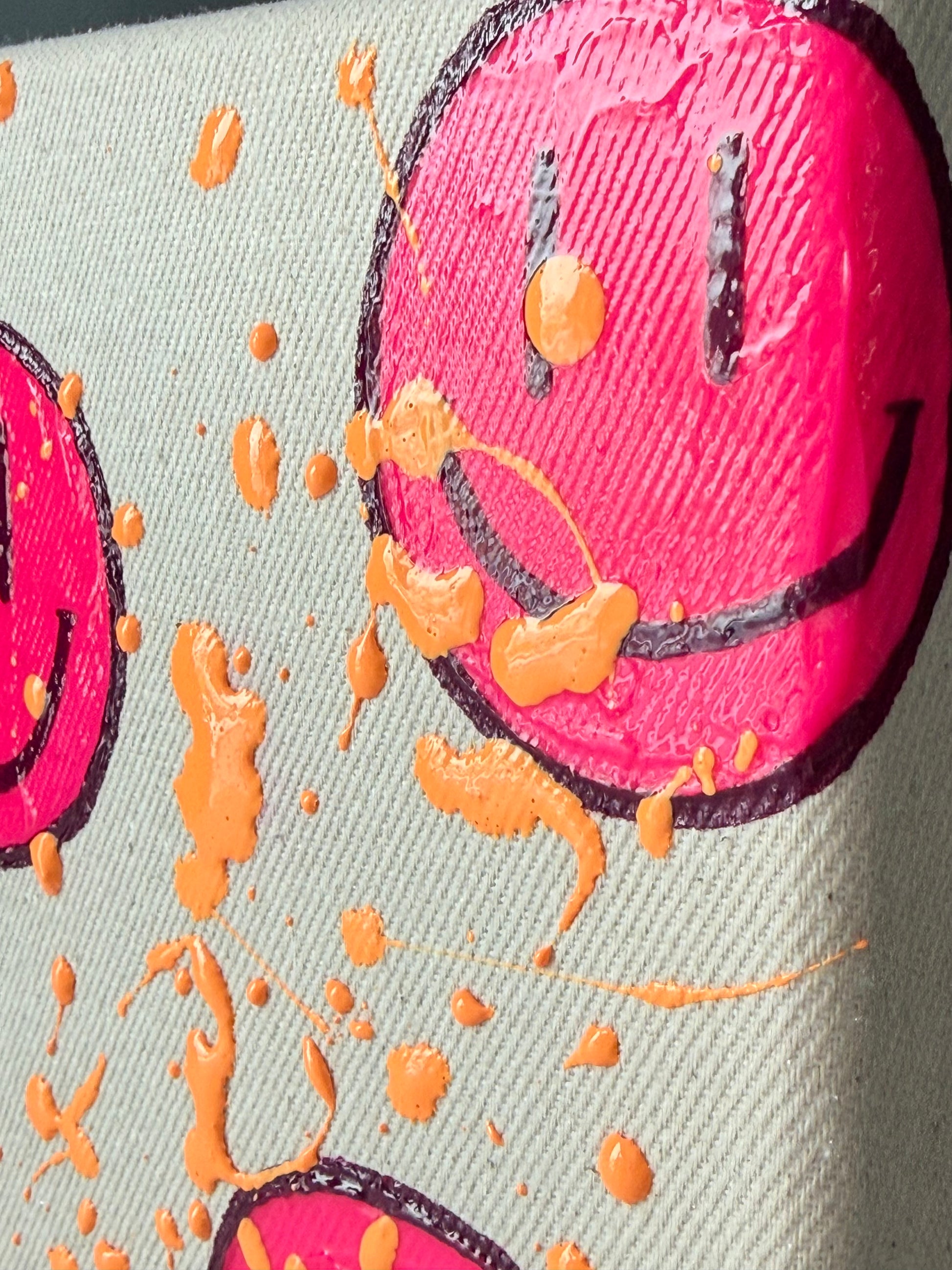 Detailaufnahme eines Happy-Face Motivs aus „HAPPY #14“ – handgemaltes Neonpink Acrylbild mit sichtbarer Textur und Struktur