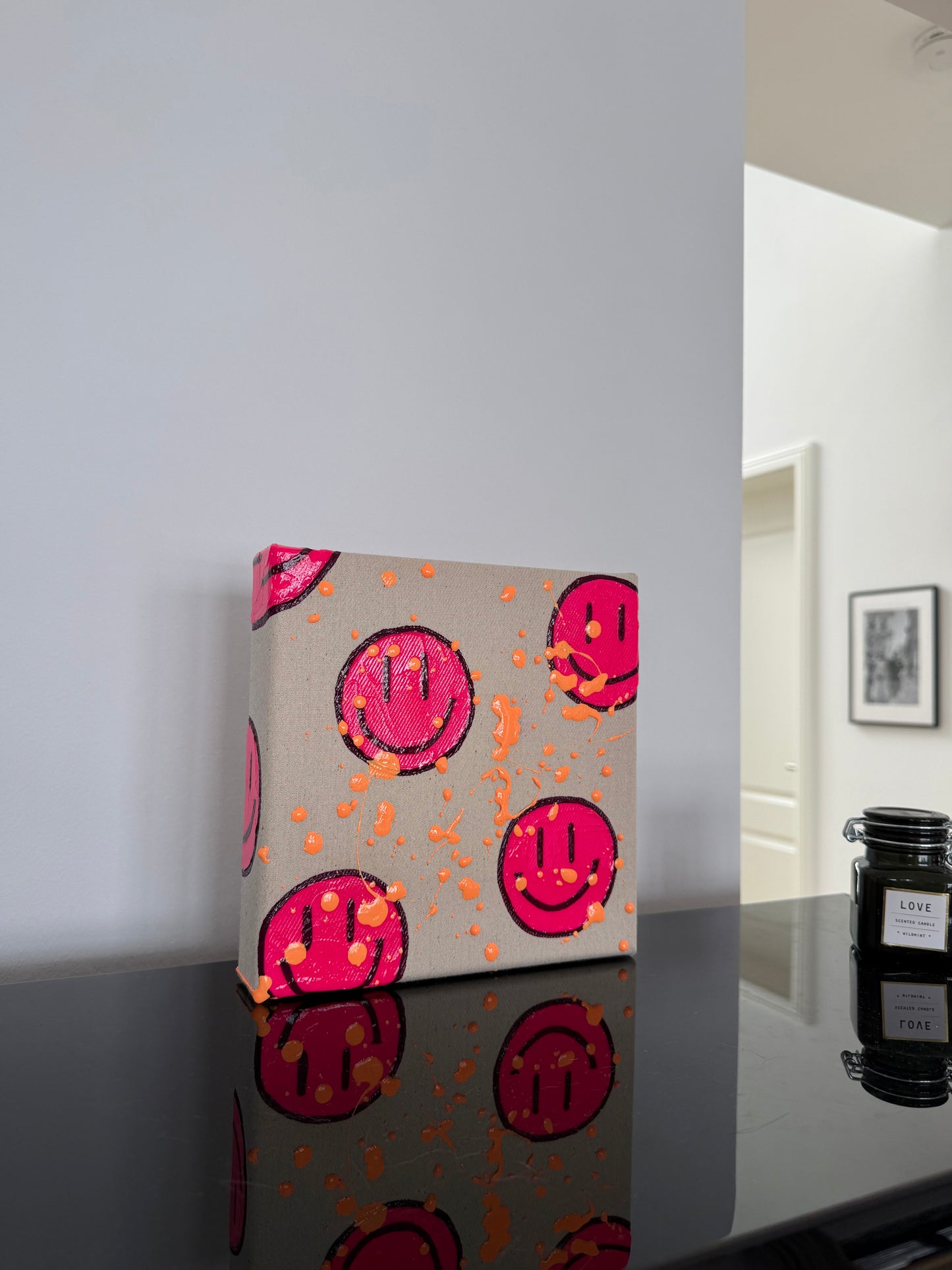 Neonpink Smiley Acrylbild „HAPPY #14“ als modernes Kunstwerk auf Leinwand mit Farbspritzern – Dopamine Decor Wandkunst im Interior