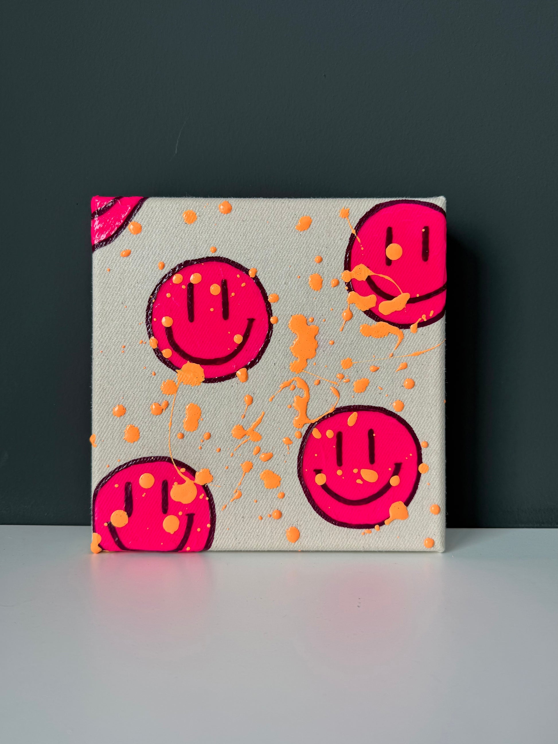 Neonpink Happy-Face-Acrylbild „HAPPY #14“ auf dunklem Hintergrund – modernes kleines Kunstwerk aus der HAPPY Serie