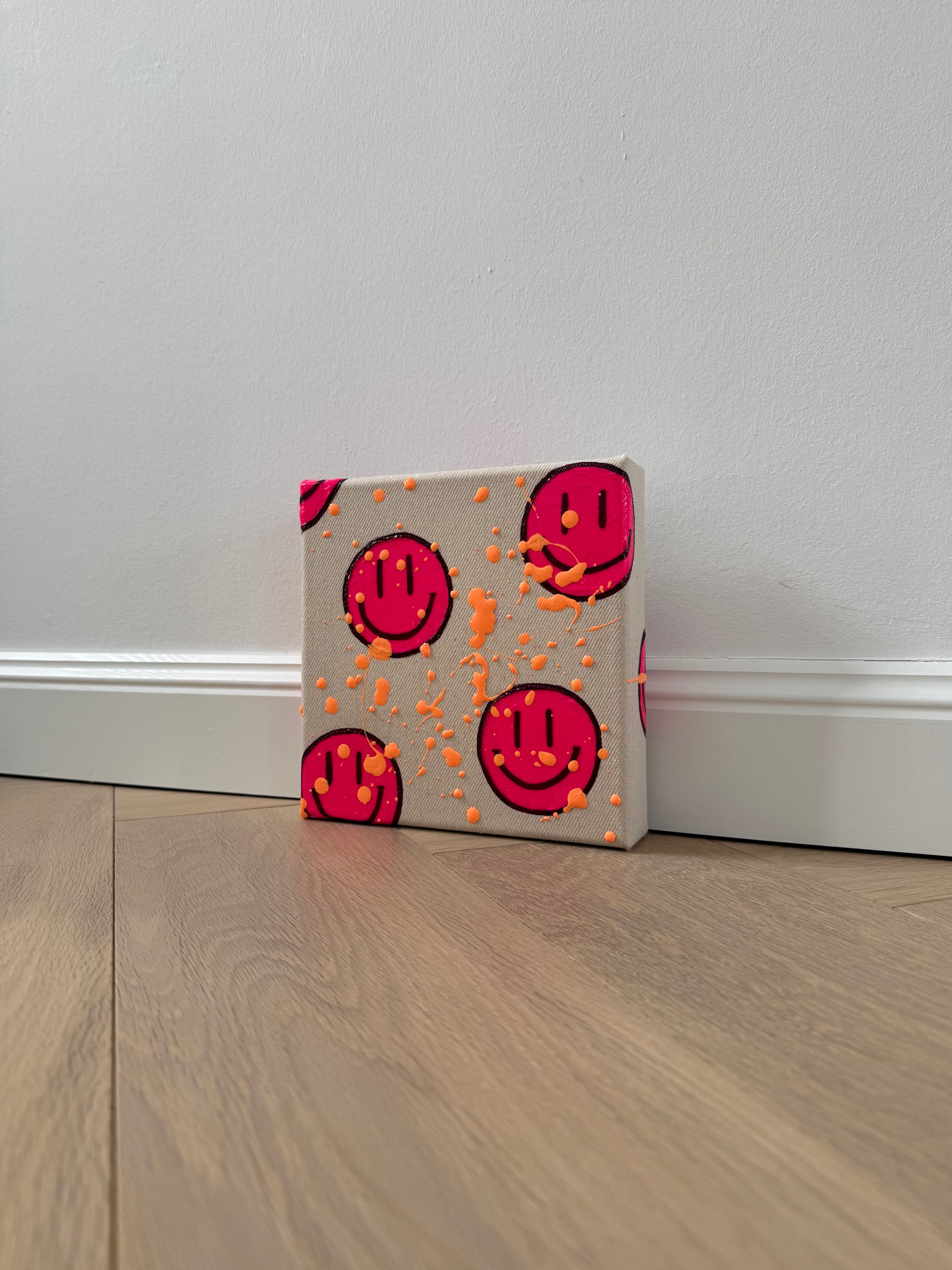 Kleines modernes Acrylbild mit Happy-Face-Motiv auf Naturleinwand – Neonpinkes Kunstwerk „HAPPY #14“ mit expressiven Farbspritzern
