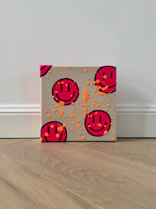 Modernes Happy-Face Kunstwerk „HAPPY #14“ – kleines Acrylbild in Neonpink auf roher Leinwand (20×20 cm) mit apricotfarbenen Farbspritzern, handgemaltes Original