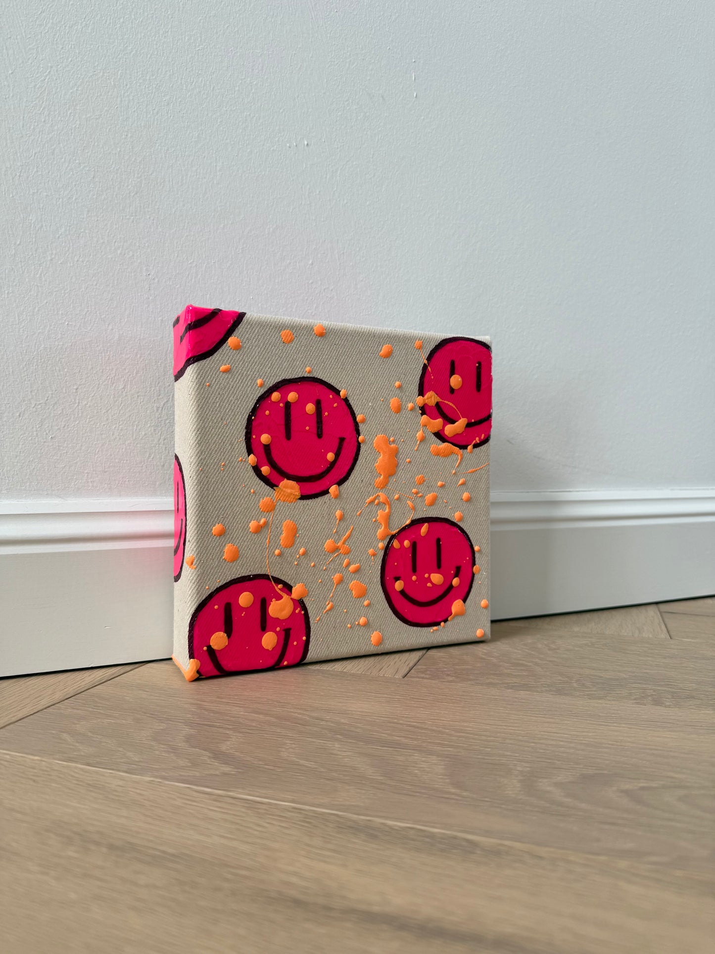 Smiley Acrylbild in Neonpink mit apricotfarbenen Spritzern – modernes Kunstwerk auf Leinwand aus der HAPPY Serie