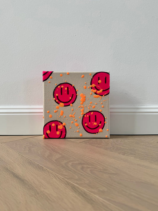 Modernes Smiley Kunstwerk „HAPPY #14“ – kleines Acrylbild in Neonpink auf roher Leinwand (20×20 cm) mit apricotfarbenen Farbspritzern, handgemaltes Original