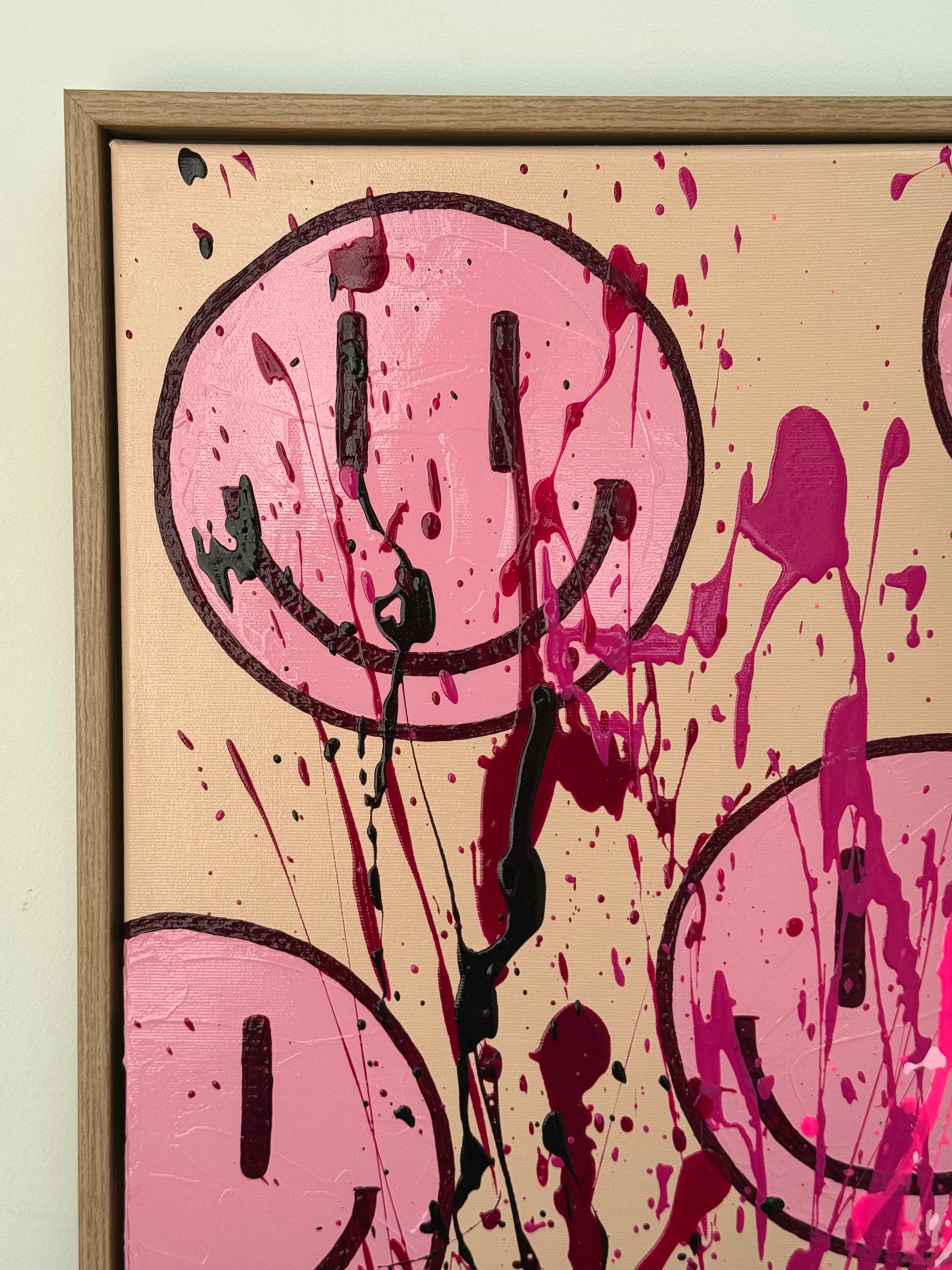Detailaufnahme abstrakte Happy-Face Kunst mit Neonpink und Magenta, sichtbare Farbschichten und dynamische Struktur