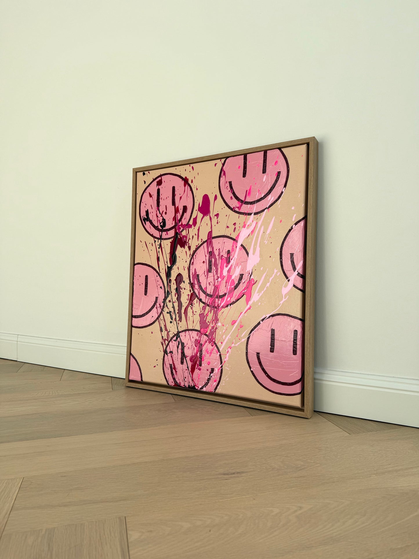 Abstraktes Smiley Acrylbild HAPPY #15 im hellen Raum, modernes Wandbild mit Textur und warmen Farbtönen