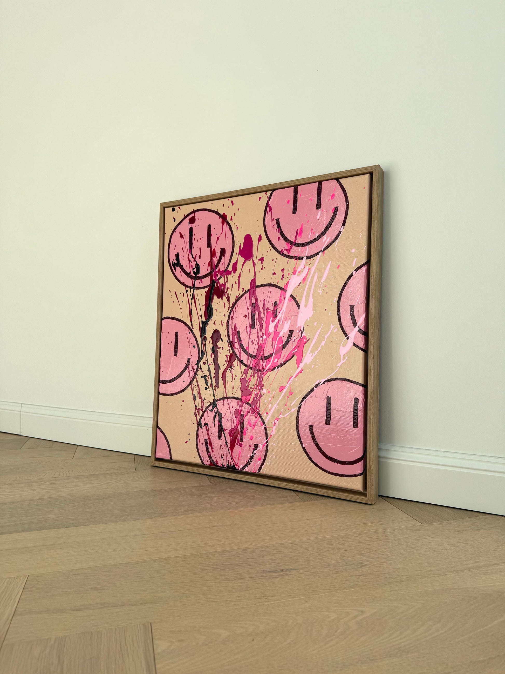 Abstraktes Smiley Acrylbild HAPPY #15 im hellen Raum, modernes Wandbild mit Textur und warmen Farbtönen