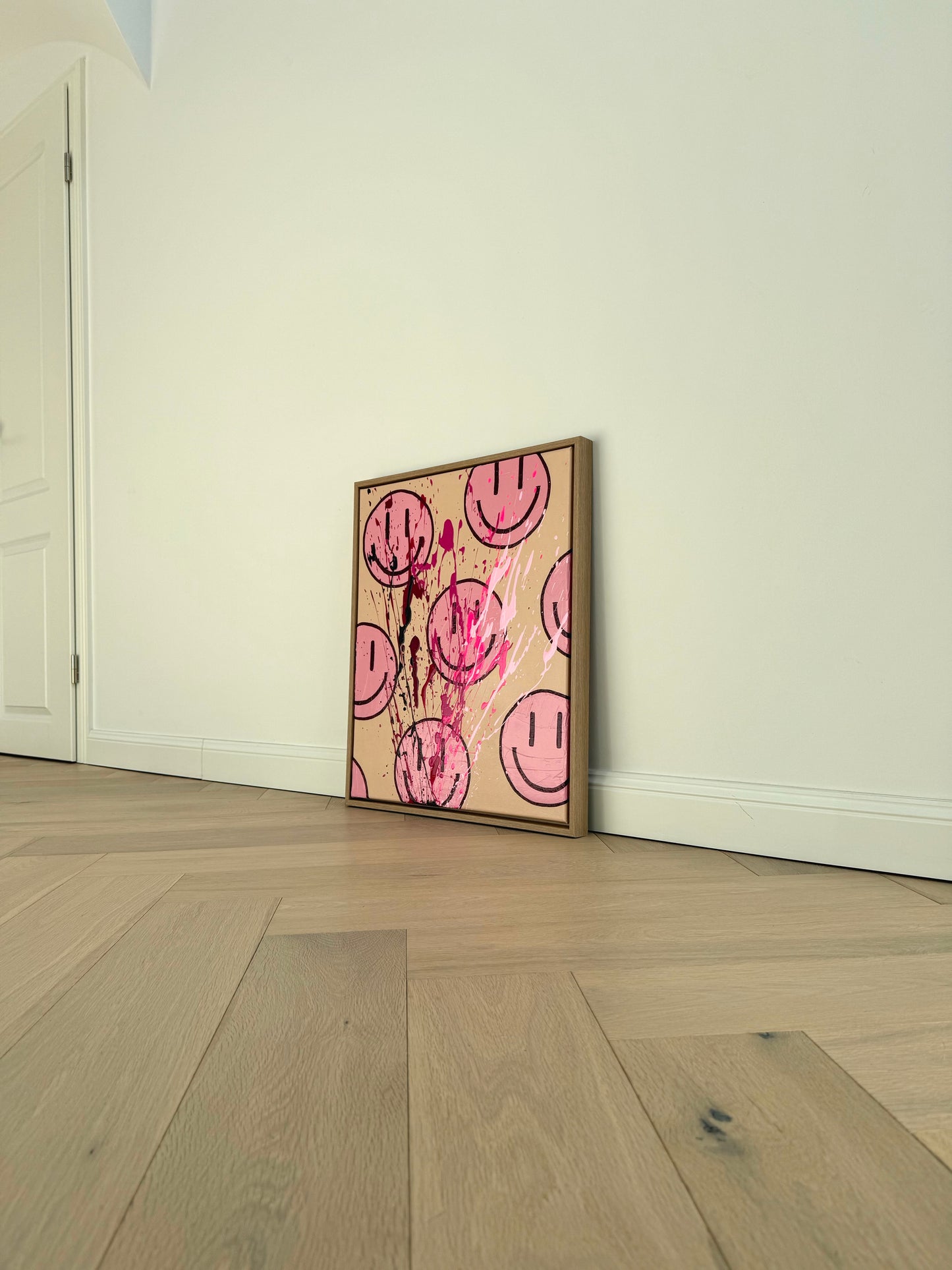 Modernes Kunstwerk mit Smiley Motiv in Beige und Pink, abstrakte Wandkunst mit Textur im minimalistischen Interior