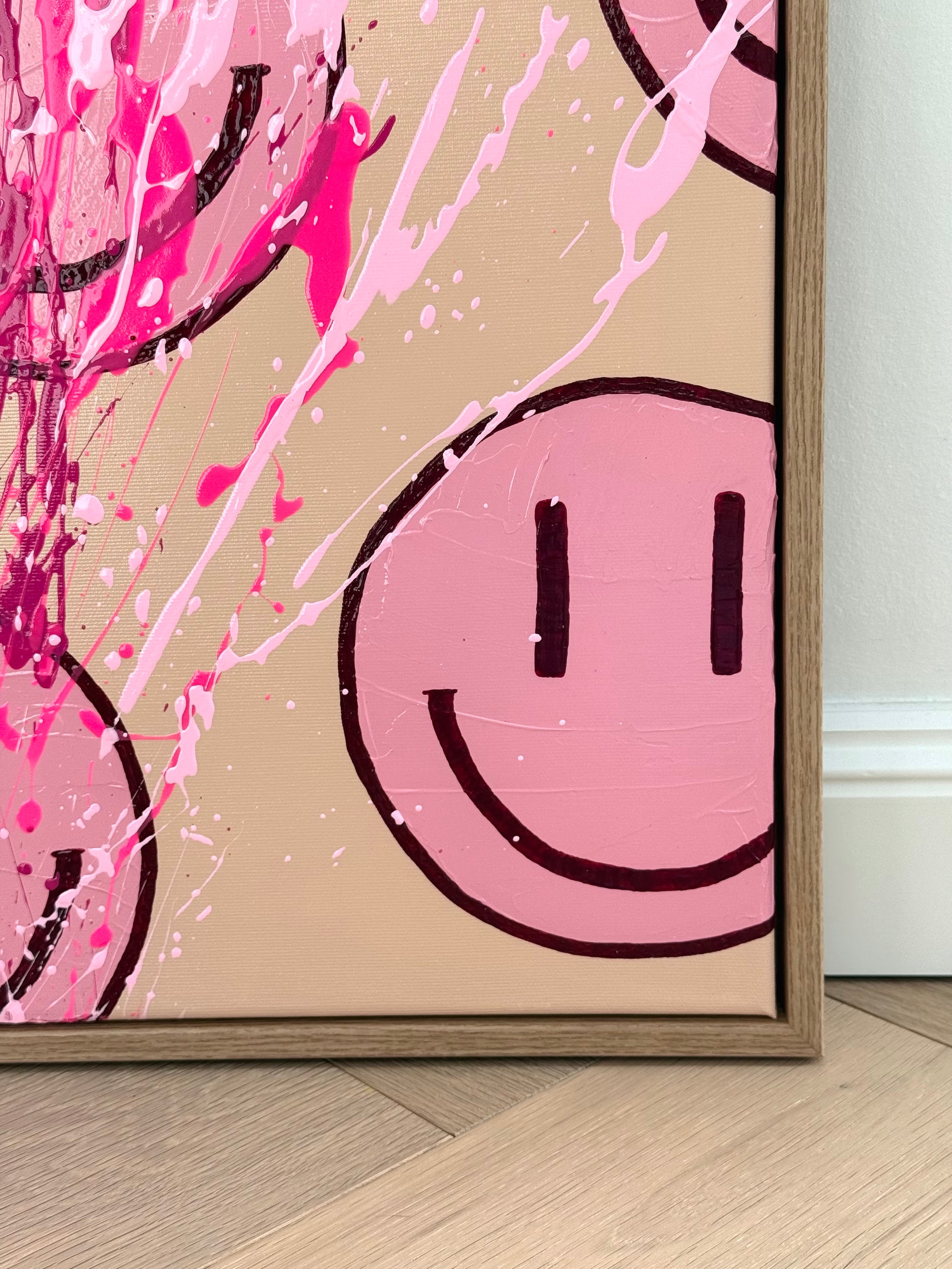 Detailaufnahme abstraktes Smiley Acrylbild HAPPY #15 mit Neonpink und Magenta Farbspritzern, sichtbare Textur und Struktur