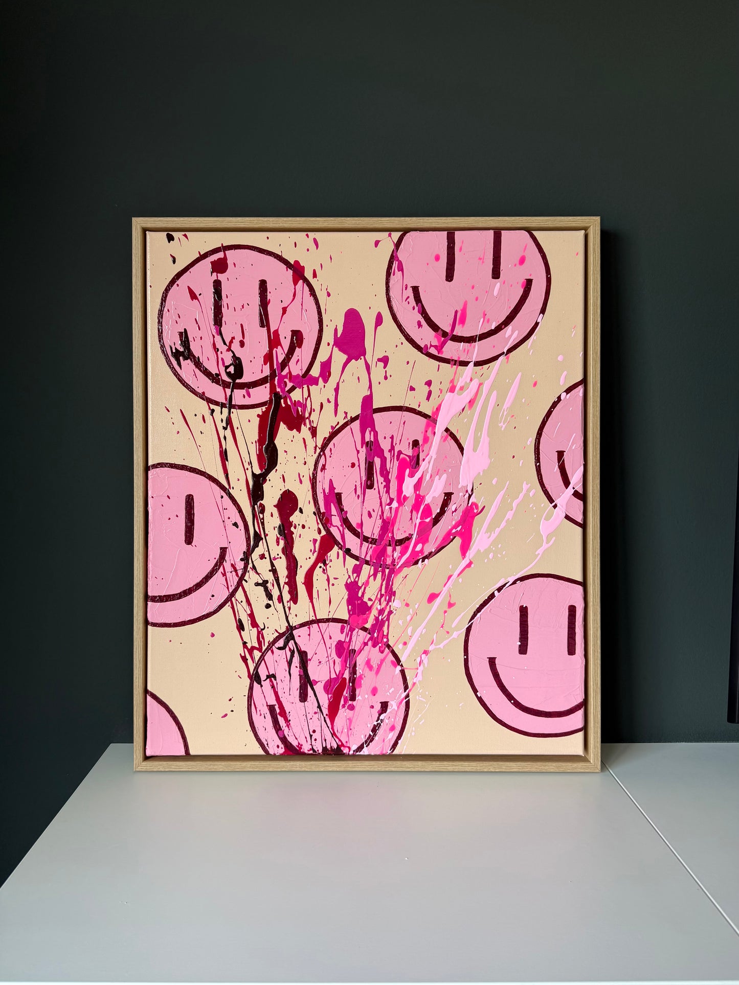 Abstraktes Acrylbild HAPPY #15 im Interior, modernes Smiley Wandbild mit warmer Farbwirkung und Textur