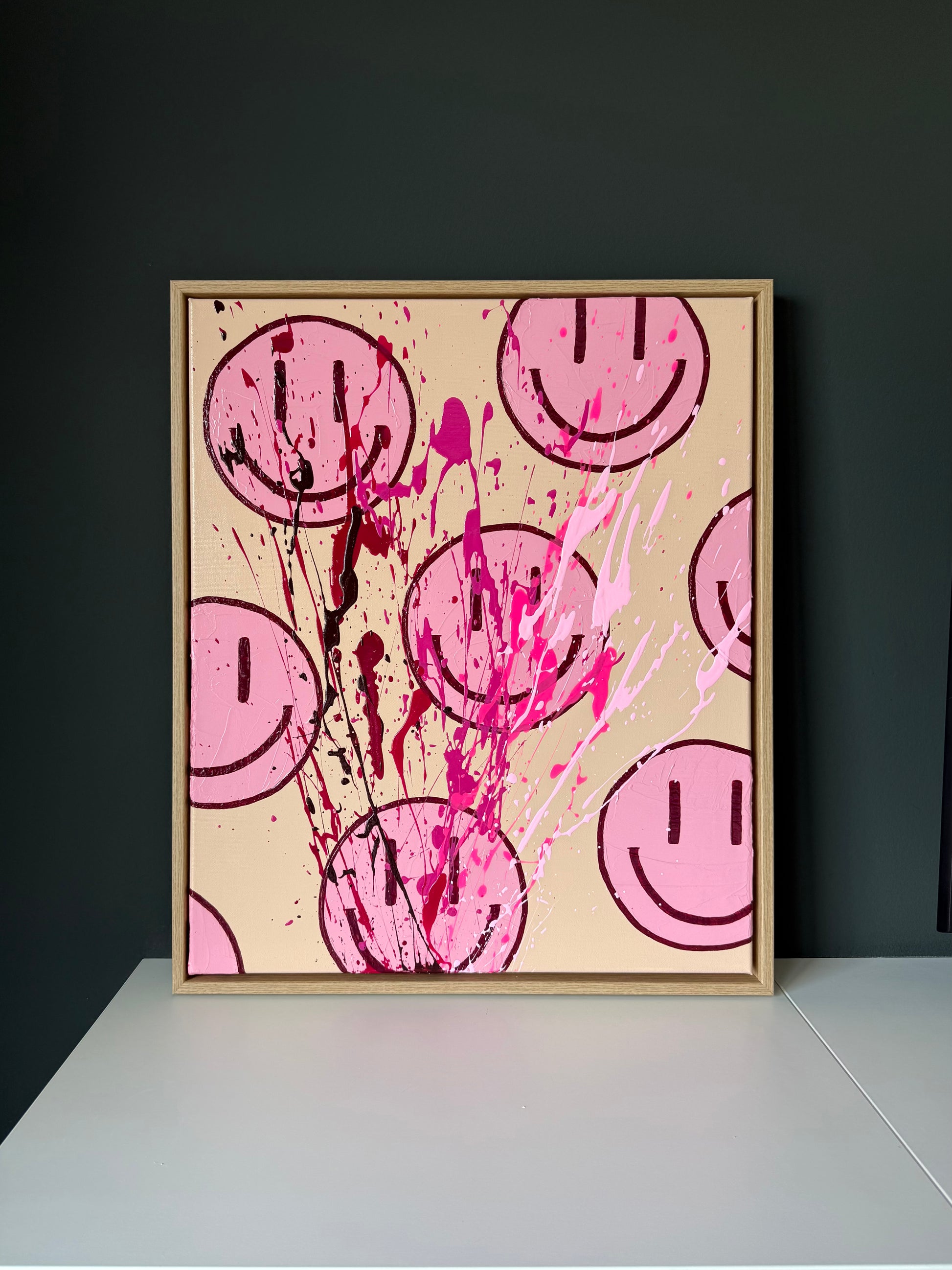 Abstraktes Acrylbild HAPPY #15 im Interior, modernes Smiley Wandbild mit warmer Farbwirkung und Textur