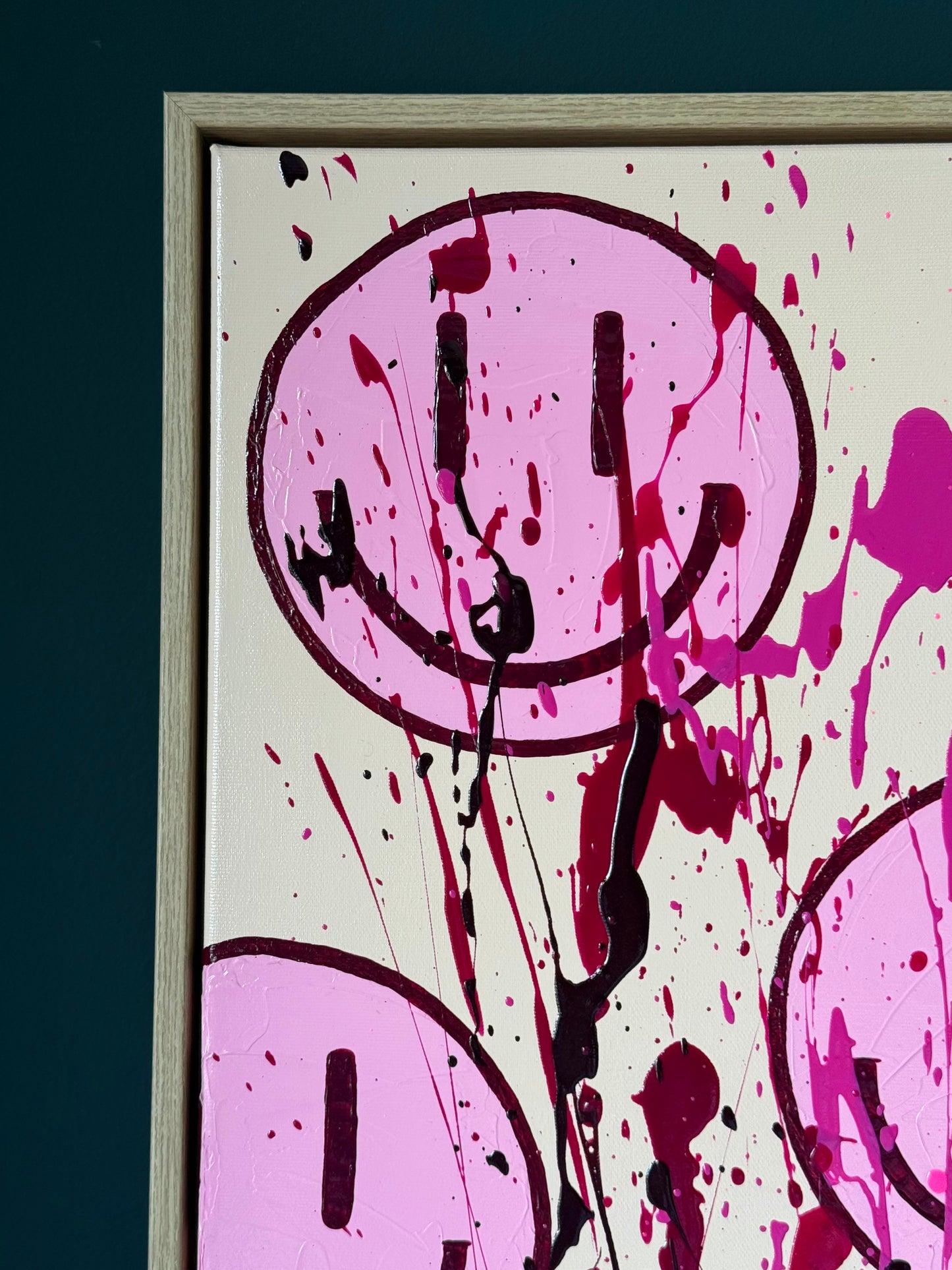 Detailansicht Smiley Acrylbild mit Magenta und Neonpink Farbakzenten, moderne Kunst mit sichtbarer Struktur