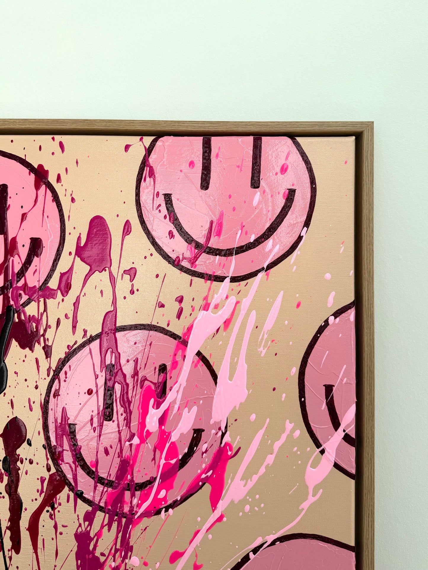 Abstrakte Smiley Wandkunst mit kräftigen Pinktönen und strukturierter Textur durch Farbspritzer, modernes Acrylbild im Holzrahmen, zeitgenössische Kunst für Wohnzimmer