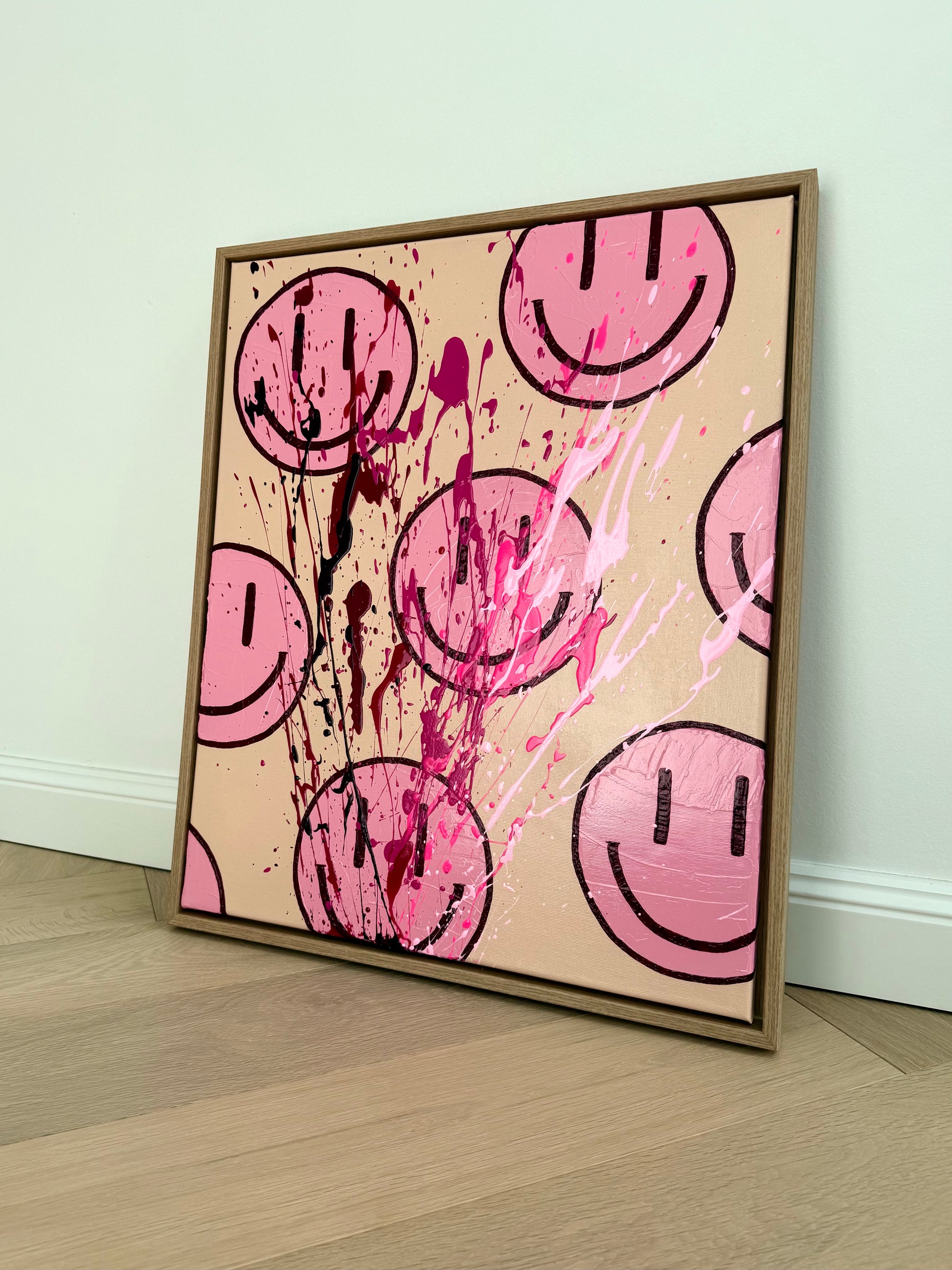 Modernes Smiley Kunstwerk in Pink mit expressiven Farbspritzern in Neonpink und Bordeaux auf beiger Leinwand, abstrakte Acrylmalerei im Holzrahmen, Dopamine Decor Wandbild