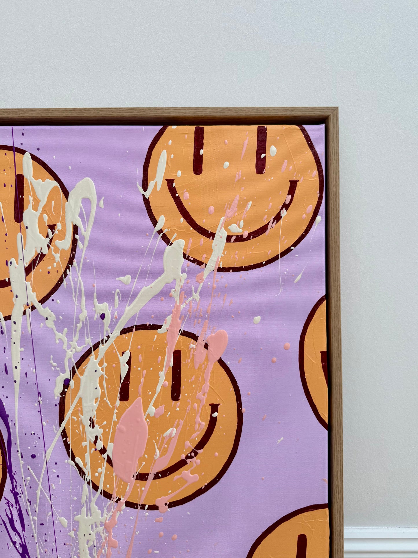 Detail von HAPPY #16 mit Smiley-Motiv, strukturierter Oberfläche und moderner Acrylmalerei in Flieder, Orange und Dunkelrot.