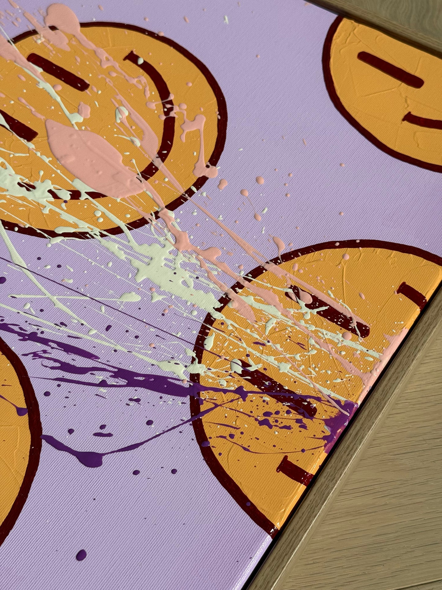 Detailaufnahme von HAPPY #16 mit strukturierter Acryloberfläche, dynamischen Farbspritzern und abstrahierten Smiley-Formen.