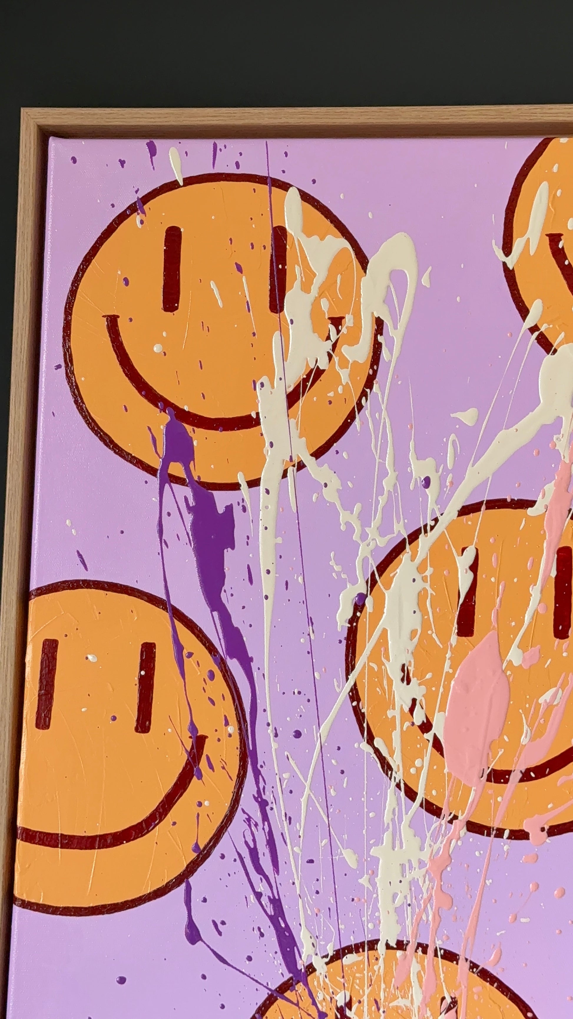 Detail von HAPPY #16, abstraktes Smiley Acrylbild mit sichtbarer Textur, lebendigen Farbspritzern in Rosé und Lila sowie moderner Mixed-Media-Oberfläche.