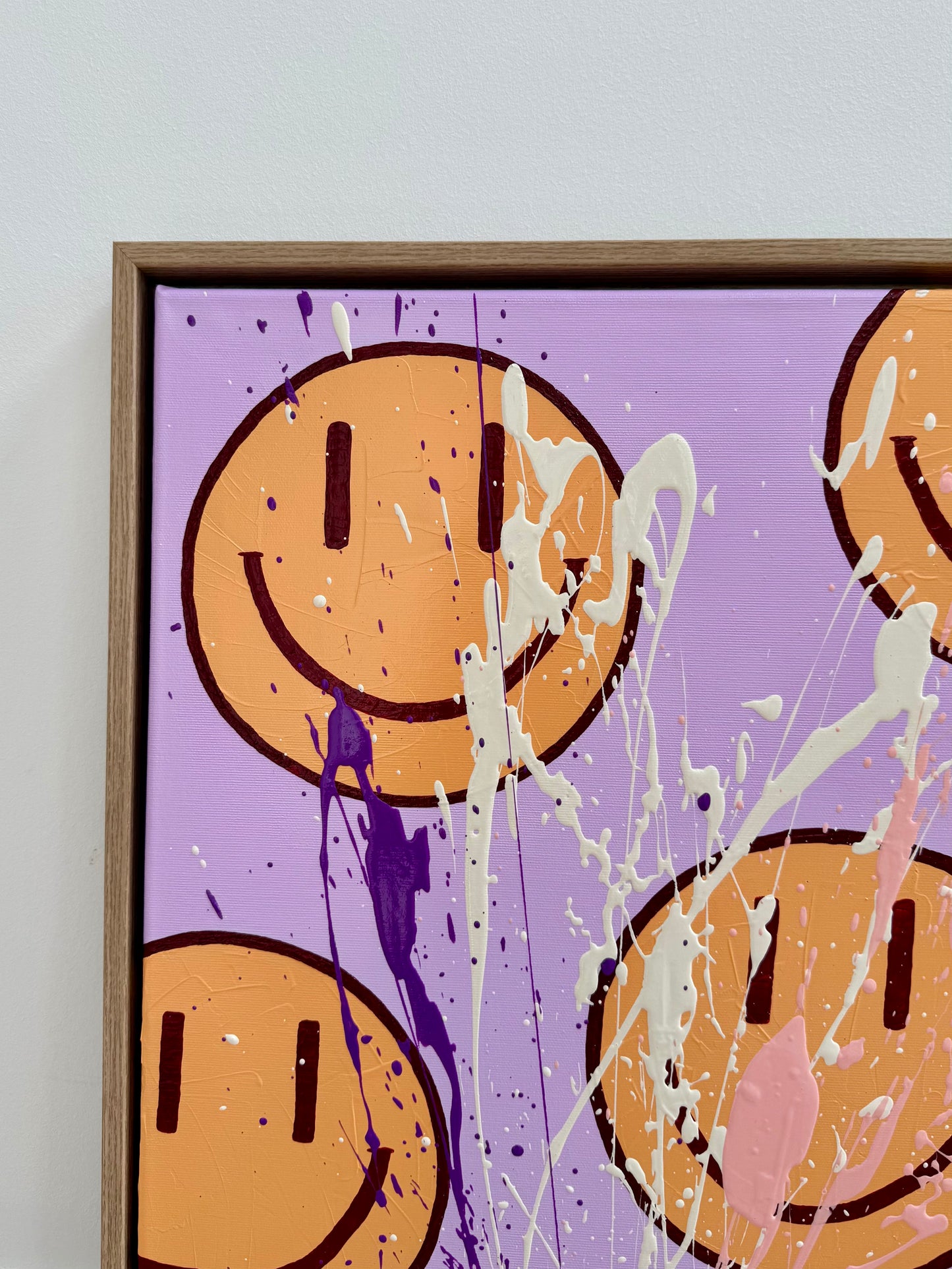 Detailansicht von HAPPY #16 mit sichtbarer Textur, Smileys und Farbspritzern in Rosé, Beige und Lila auf fliederfarbenem Hintergrund