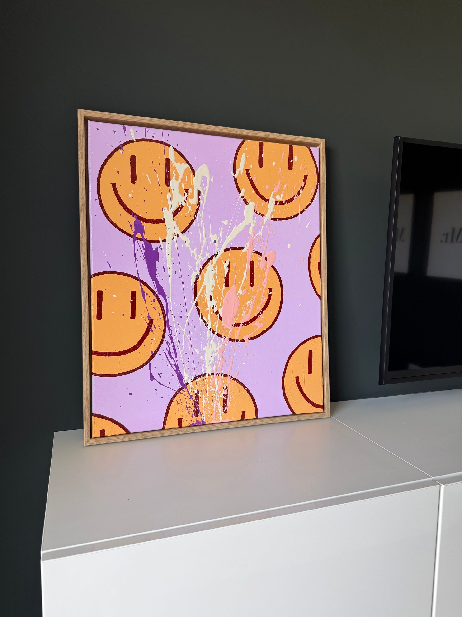 HAPPY #16 als Happy Face Wandbild im PopArt-Stil in minimalistischem Interior, abstrakte Kunst in Flieder und Orange mit Highlights in Beige, Lila und Rosé.