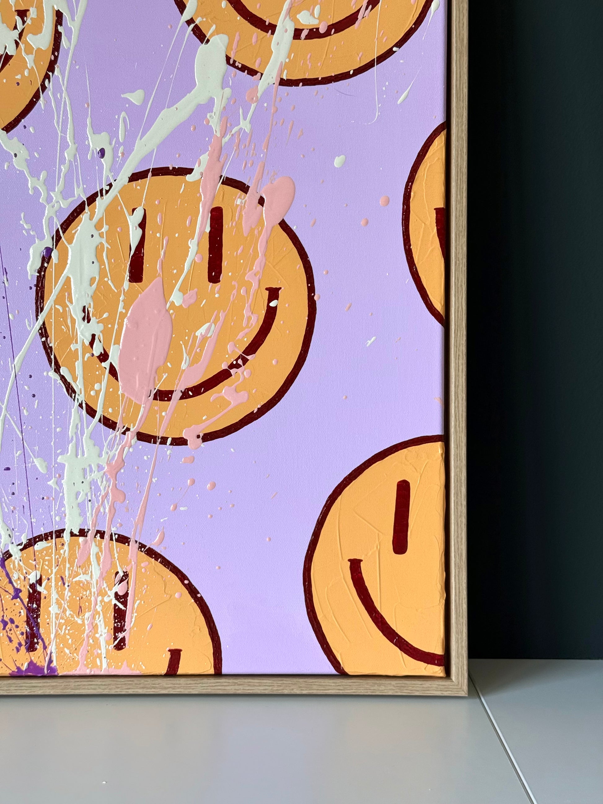 Nahaufnahme von HAPPY #16 mit sichtbarer Textur, Farbspritzern und abstrakten Smiley-Elementen in Flieder und Orange.