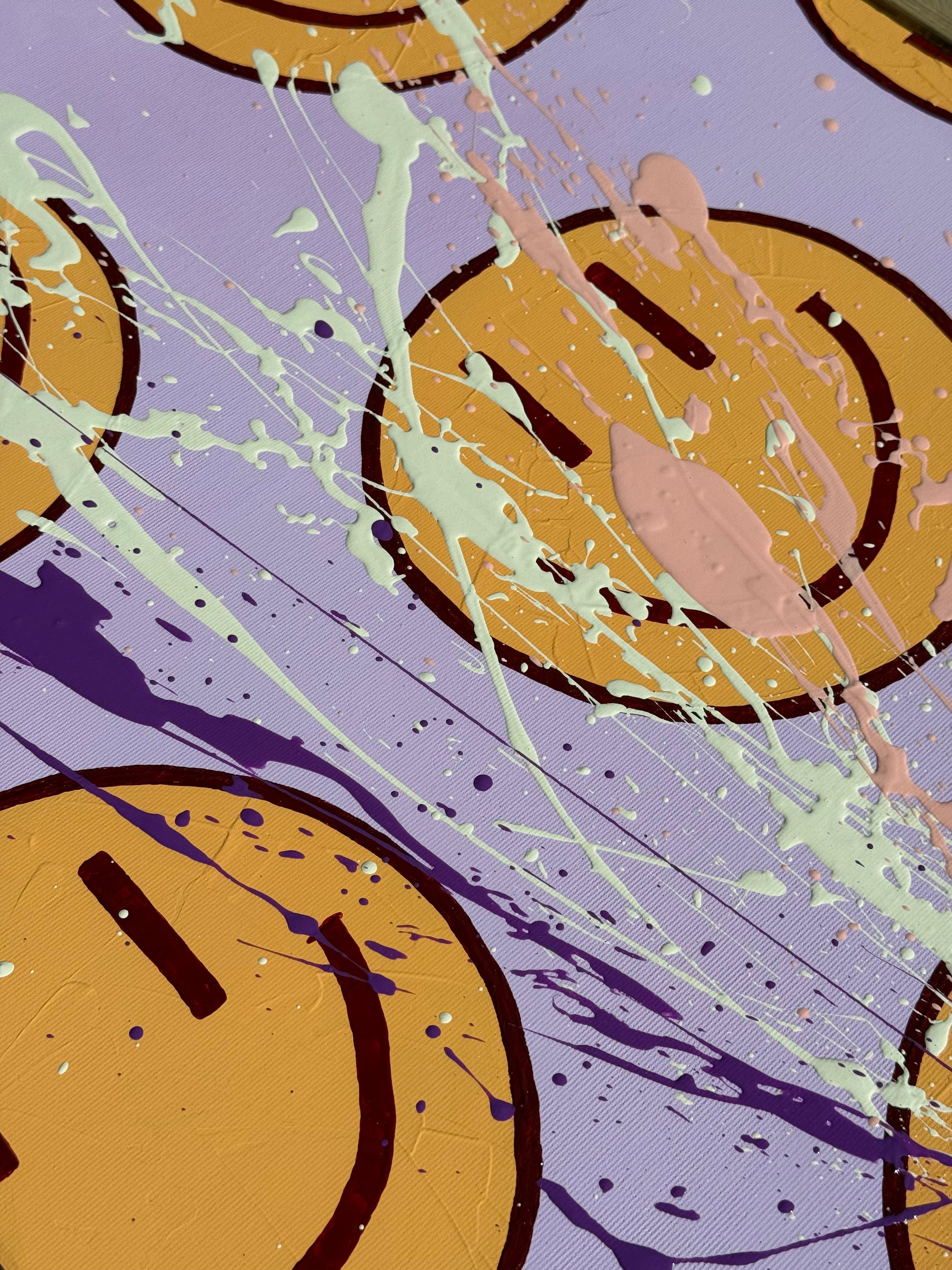 Nahaufnahme von HAPPY #16 mit sichtbarer Textur, Farbspritzern und abstrakten Smiley-Elementen in Flieder und Orange, fotografiert im Sonnenlicht.