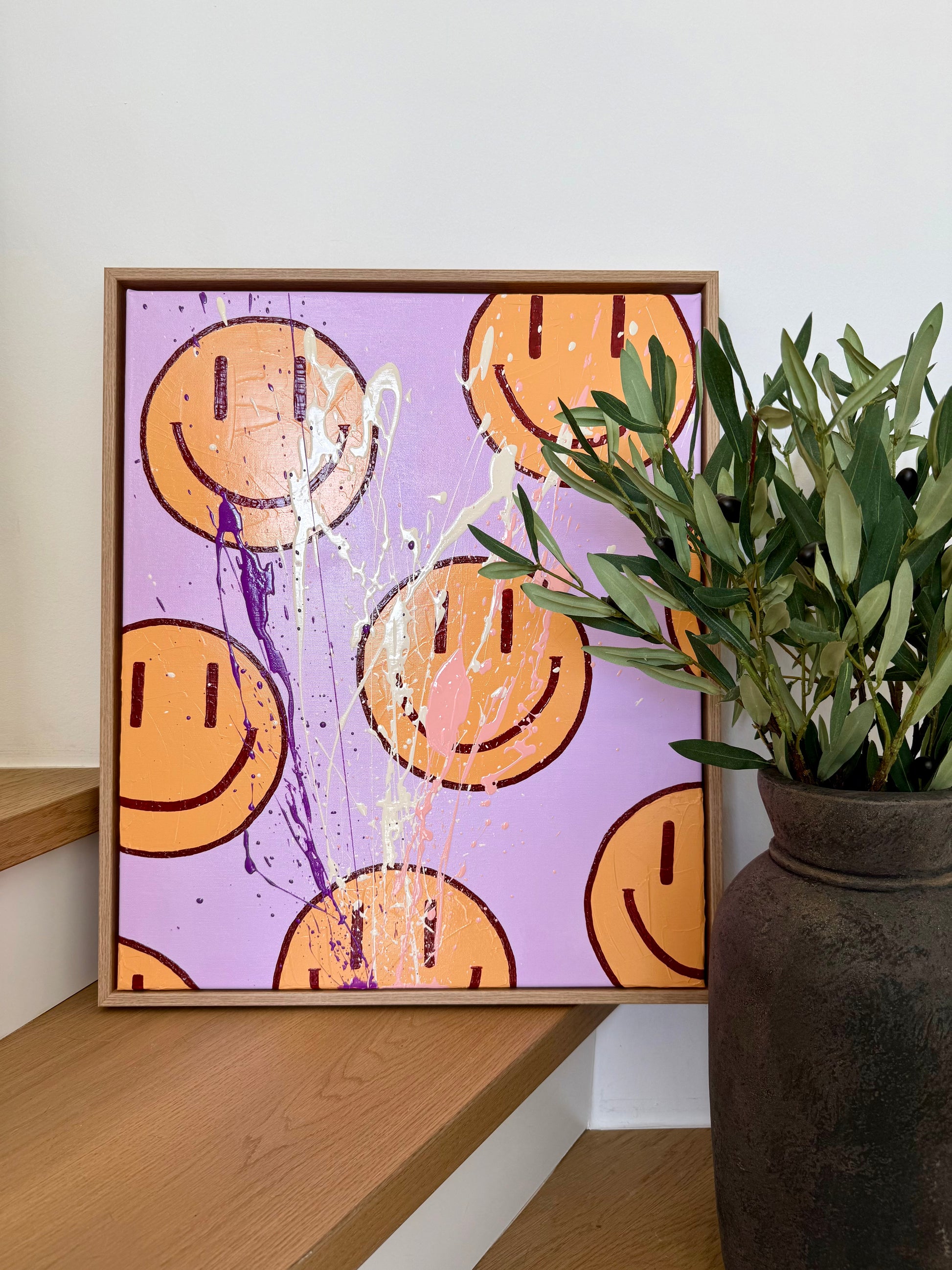HAPPY #16, abstraktes Happy Face Acrylbild auf Leinwand in moderner Wohnumgebung, farbenfrohe Wandkunst im Dopamine Decor Stil.