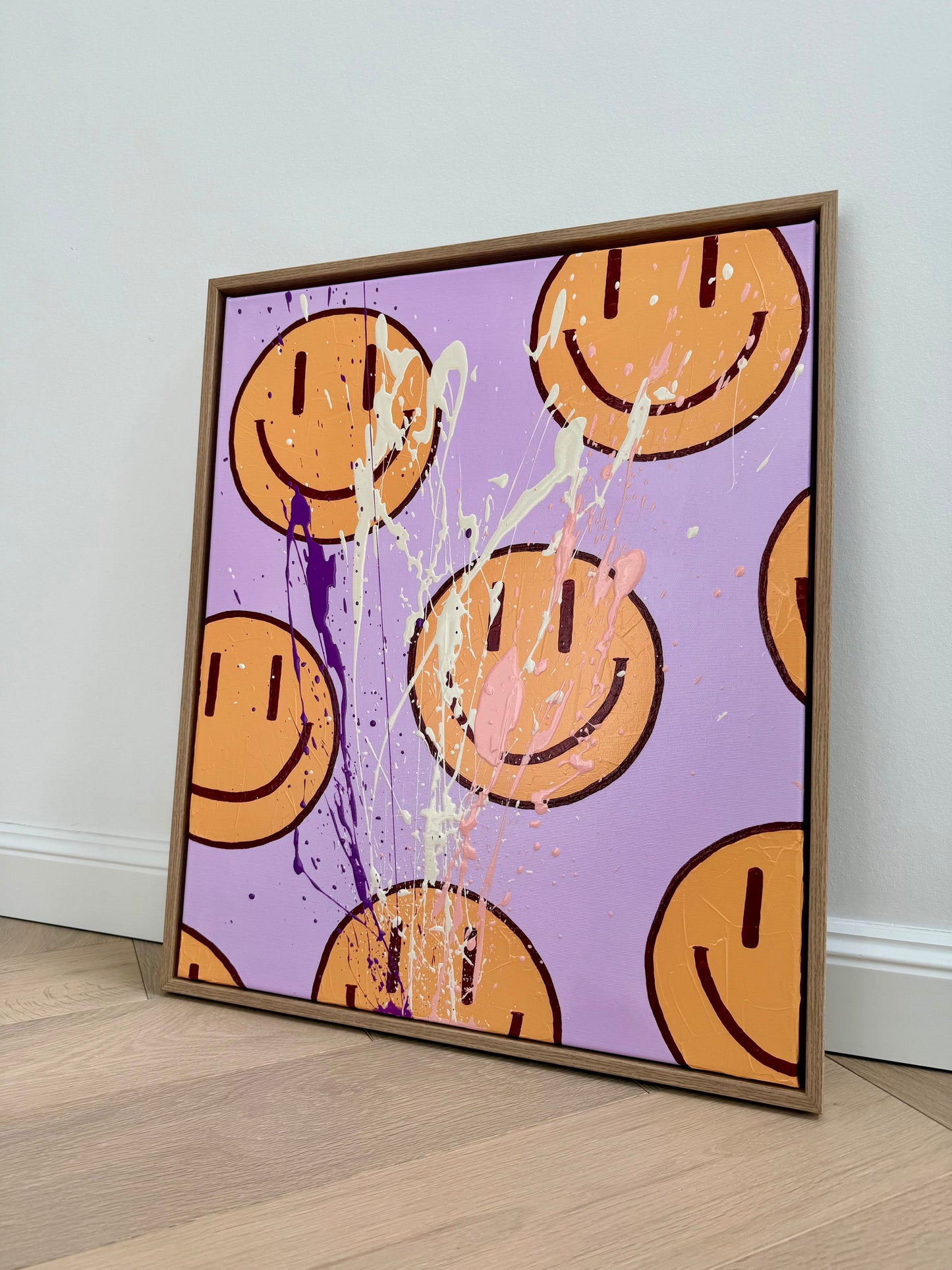 HAPPY #16, Smiley Kunstwerk auf Leinwand mit Textur und Farbschichten in modernem Wohnraum.