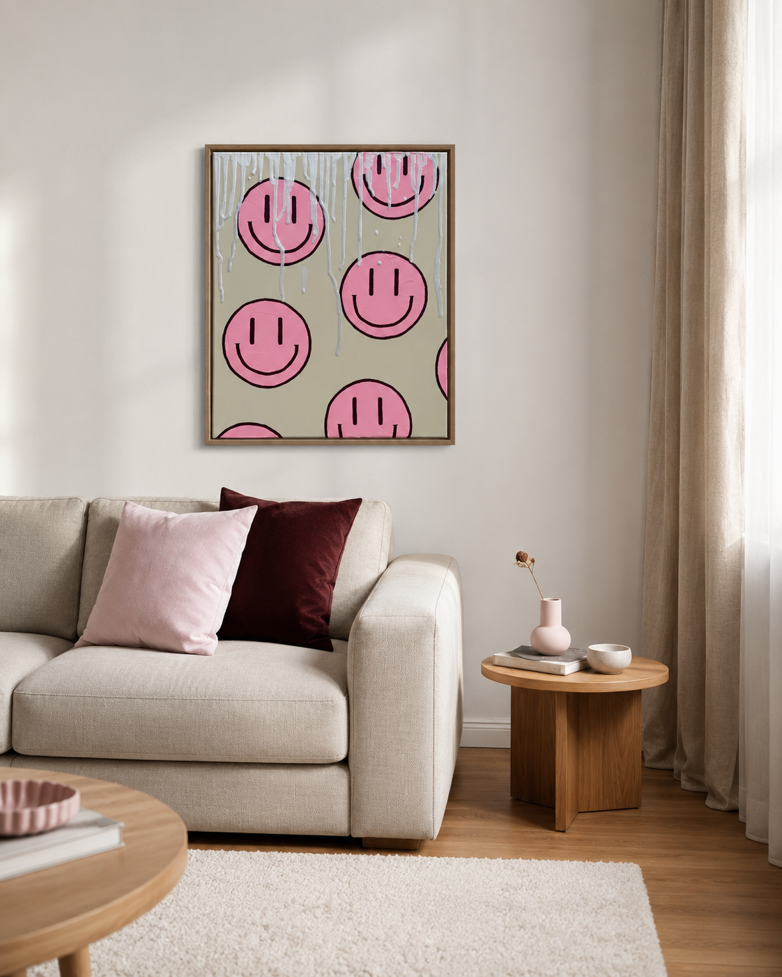 Abstraktes Acrylgemälde HAPPY #17 mit pinken Happy-Faces auf hellem Hintergrund, gerahmt in Holzoptik als moderne Wandkunst im Wohnzimmer.
