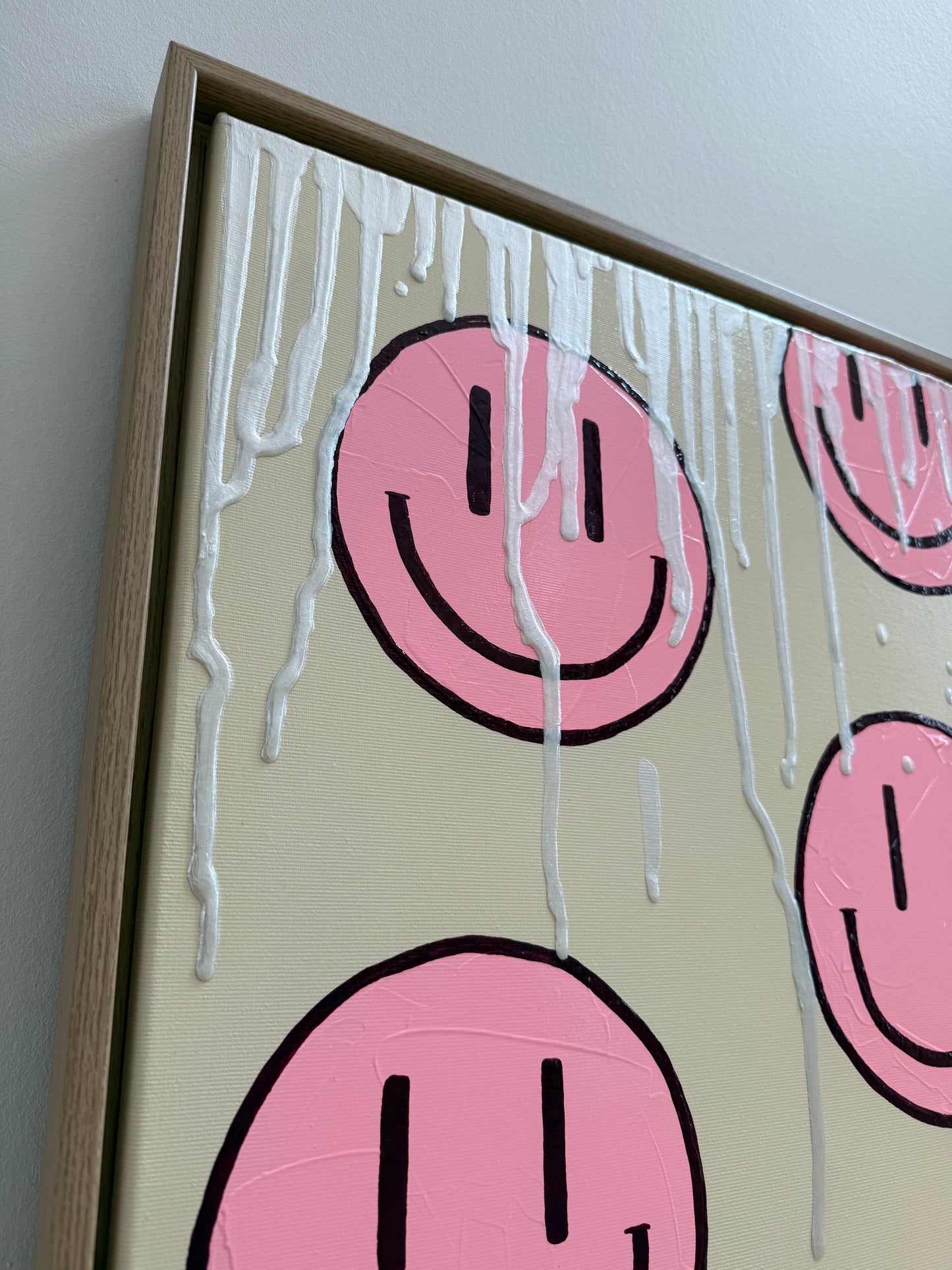 Gerahmtes abstraktes Gemälde HAPPY #17 mit rosa Happy-Faces, texturierter Farbauftragung und moderner Wirkung für Wohnzimmer oder Büro.