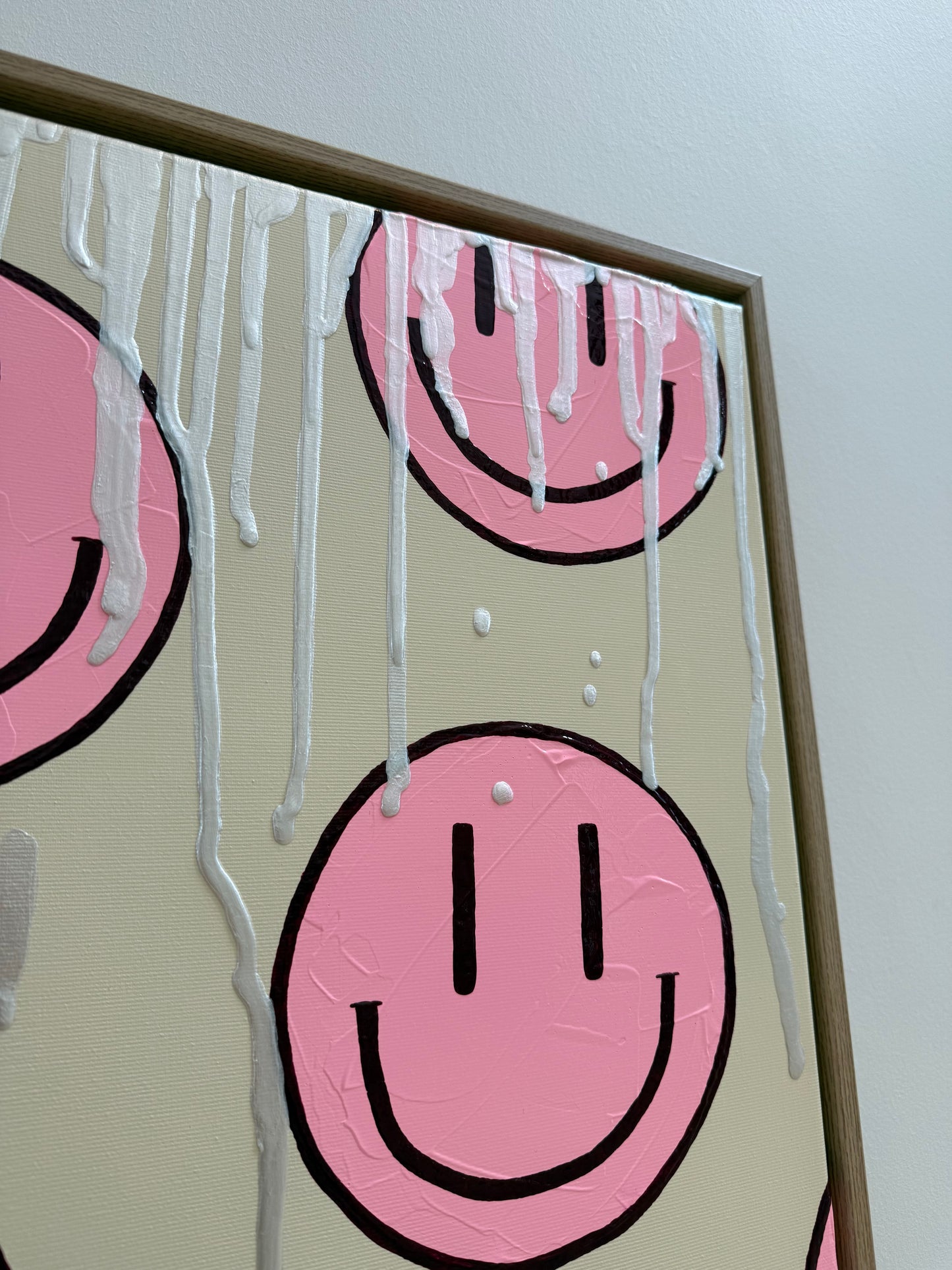 Detailansicht von HAPPY #17 mit rosa Happy-Face-Motiv auf strukturierter Acryloberfläche, silbernen Linien und glänzenden Farbschichten.