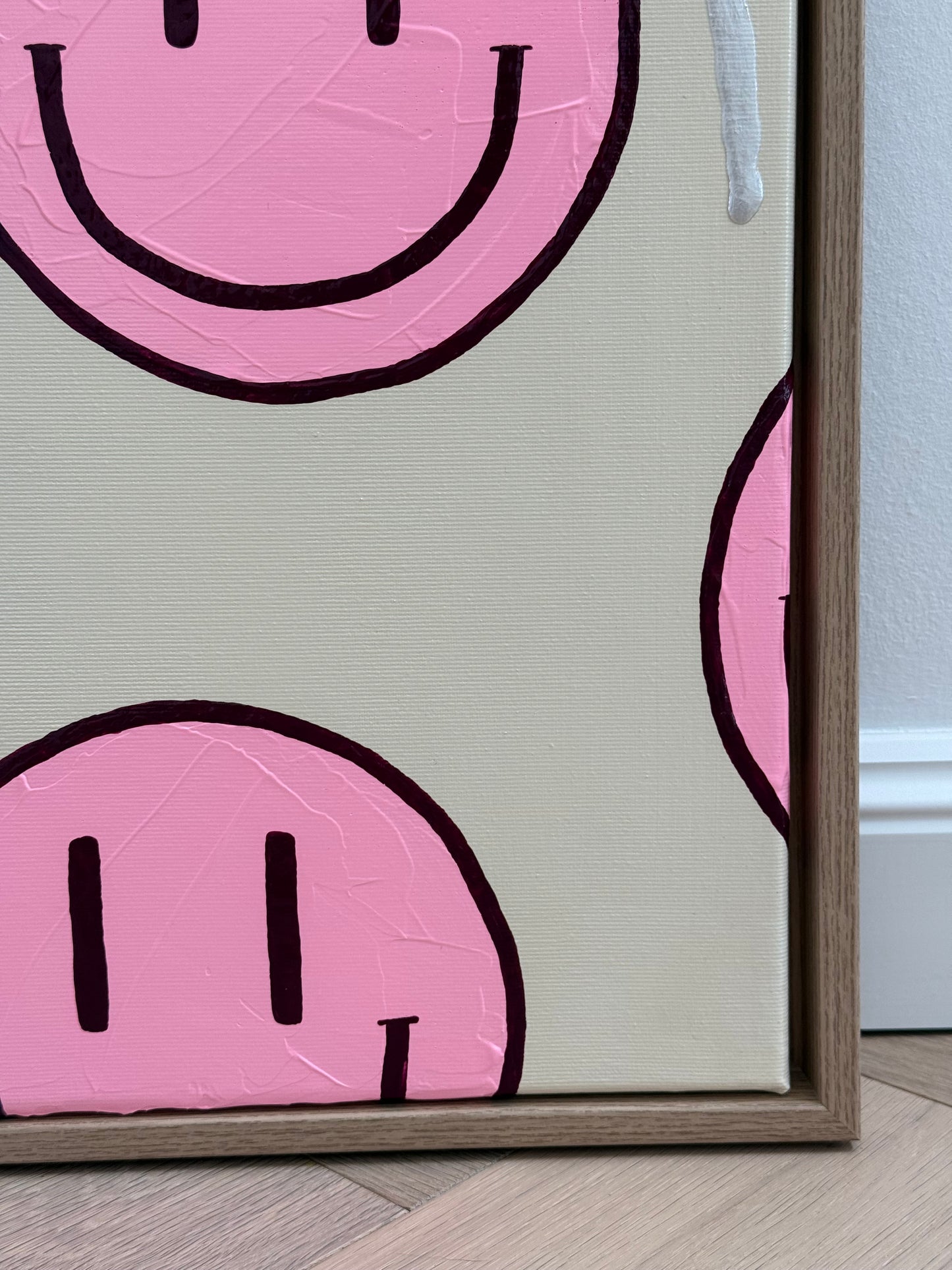 Detailaufnahme von HAPPY #17 als farbenfrohes Happy-Face-Kunstwerk mit rosa Motiv, mauvefarbener Kontur und strukturierter Acrylfarbe.