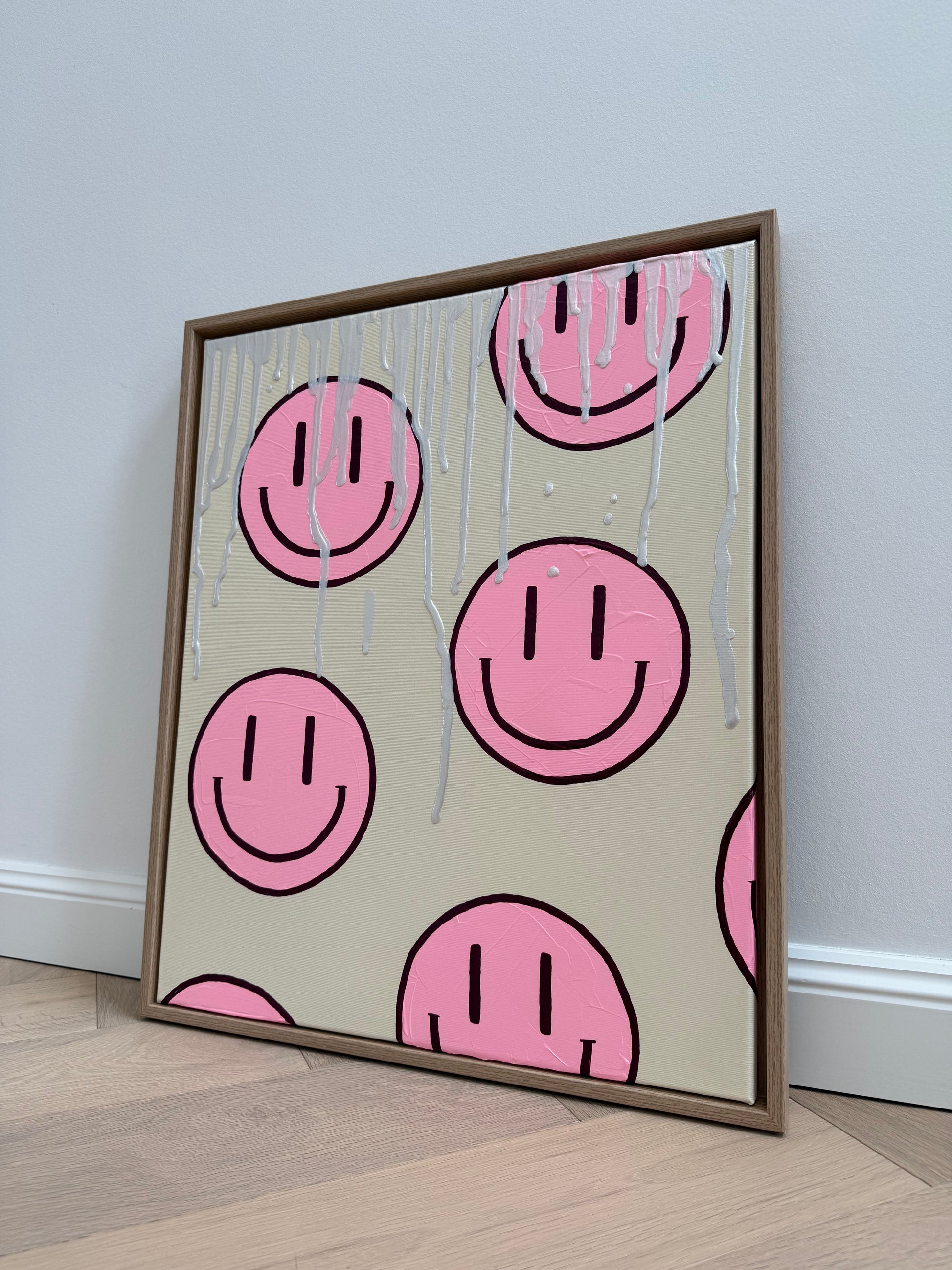 Handgemaltes Acrylbild HAPPY #17 auf Leinwand mit rosa Happy-Face-Motiven, grünen und weißen Farbschichten sowie sichtbarer Textur im Holzrahmen.