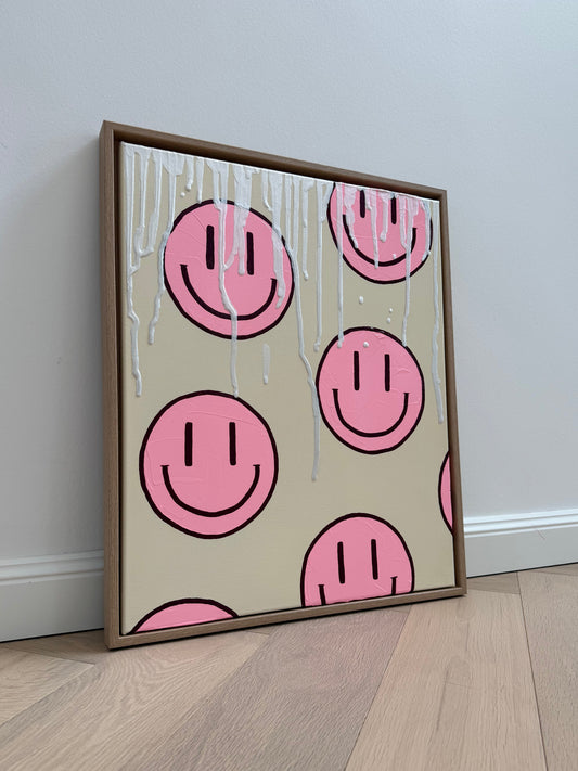 Abstraktes Acrylgemälde mit rosa Happy-Faces auf strukturierter Leinwand, modern gerahmt in Holzoptik für ein farbenfrohes Interior.