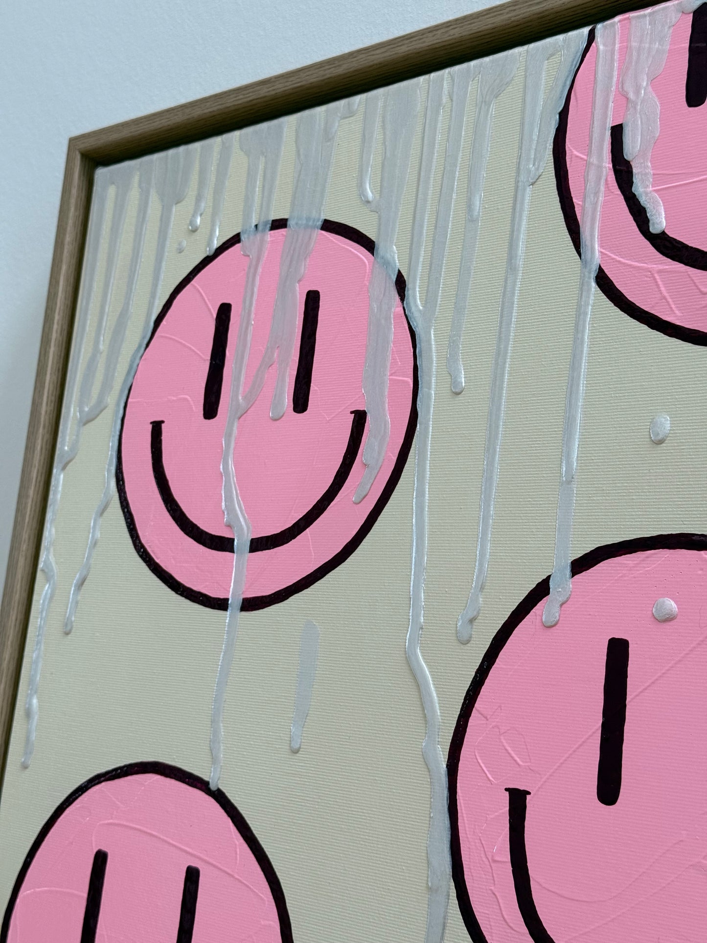 Acrylgemälde HAPPY #17 der HAPPY Serie mit mehreren rosa Happy-Faces, grünen Farblinien und lebendiger Struktur auf Leinwand.