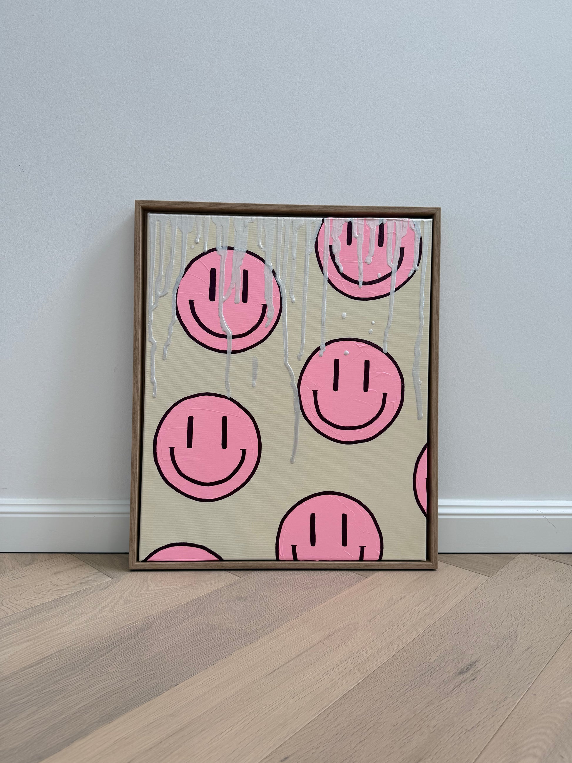 Modernes Acrylbild HAPPY #17 der HAPPY Serie mit rosa Happy-Faces, heller strukturierter Oberfläche und natürlicher Rahmung für Wohnräume.