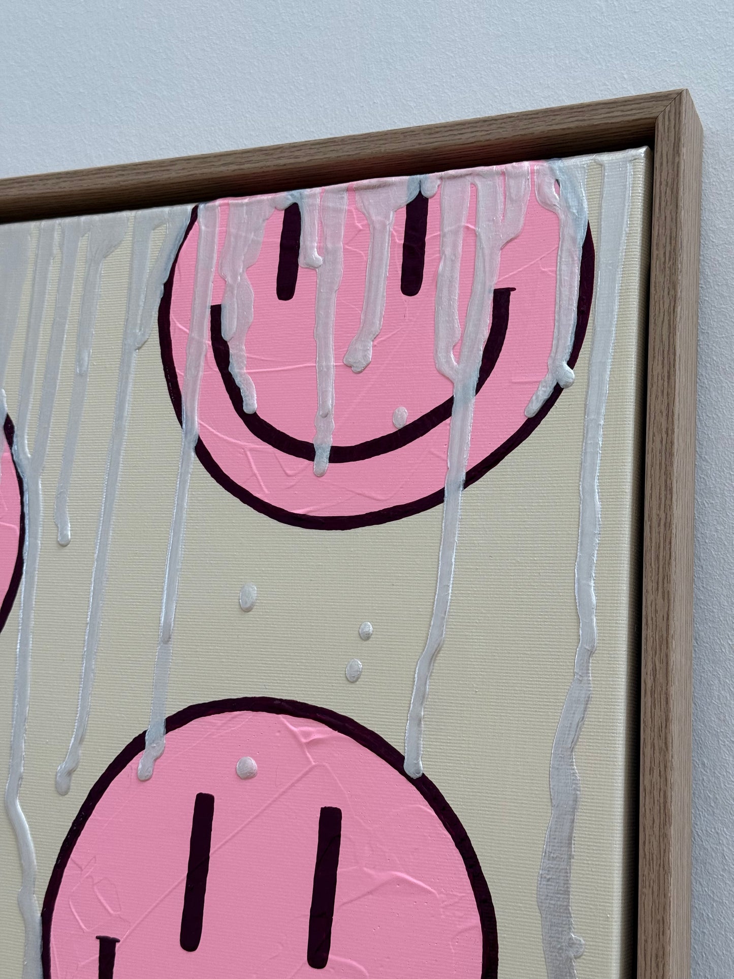 Nahaufnahme von HAPPY #17 als handgemaltes Acrylbild mit rosa Happy-Face, mauve farbenen Konturen und sichtbarer Haptik auf Leinwand.