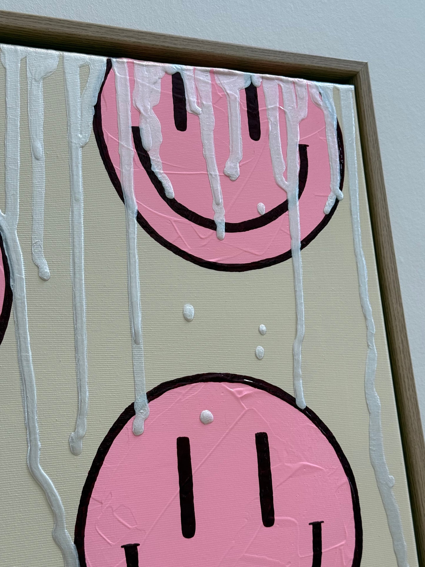 Handgemalte Originalkunst HAPPY #17 auf Leinwand mit rosa Happy-Faces, heller Farbpalette und sichtbarer Textur als moderne Wandkunst.