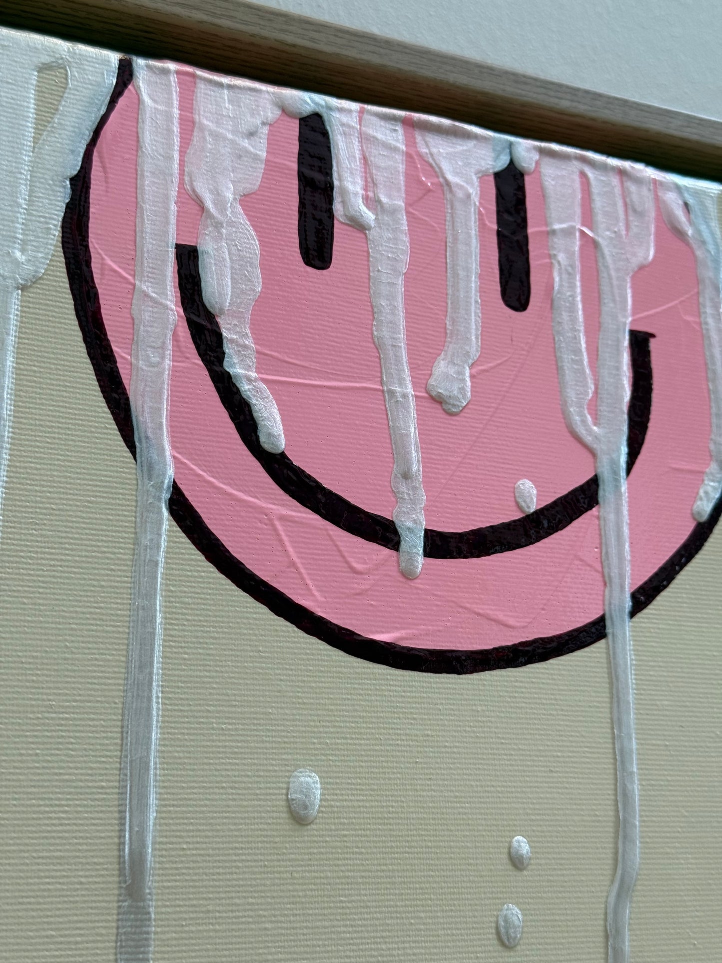 Seitliche Ansicht von HAPPY #17 als gerahmtes Acrylbild mit rosa Happy-Faces, strukturierter Oberfläche und moderner Interior-Wirkung.