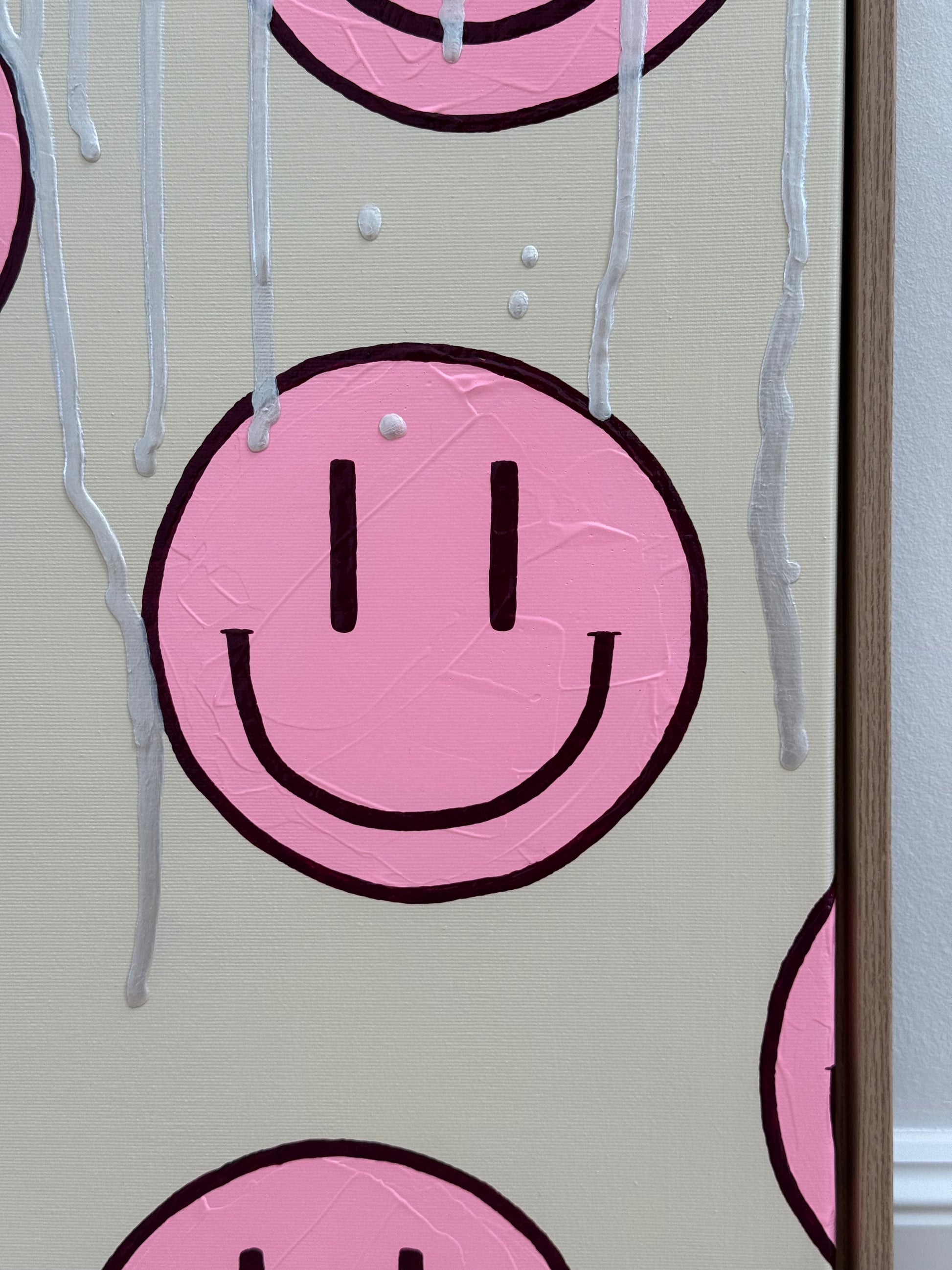 Detail eines strukturierten Acrylgemäldes HAPPY #17 mit rosa Happy-Face-Motiv, beigem Hintergrund und mehrschichtiger Farbwirkung.