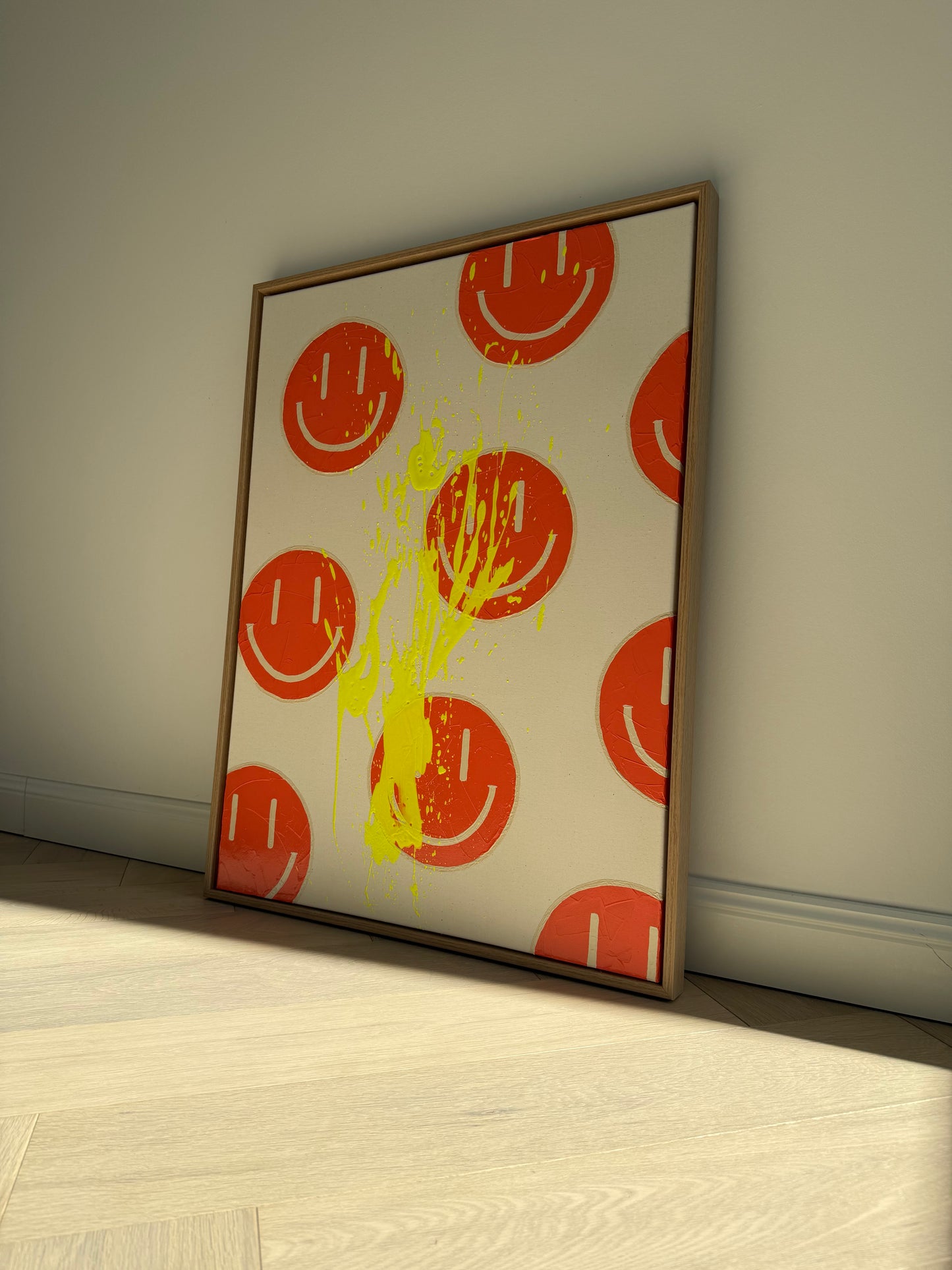 HAPPY #18 in natürlichem Licht an heller Wand, modernes gerahmtes Originalkunstwerk im Pop-Art Stil auf roher Leinwand

