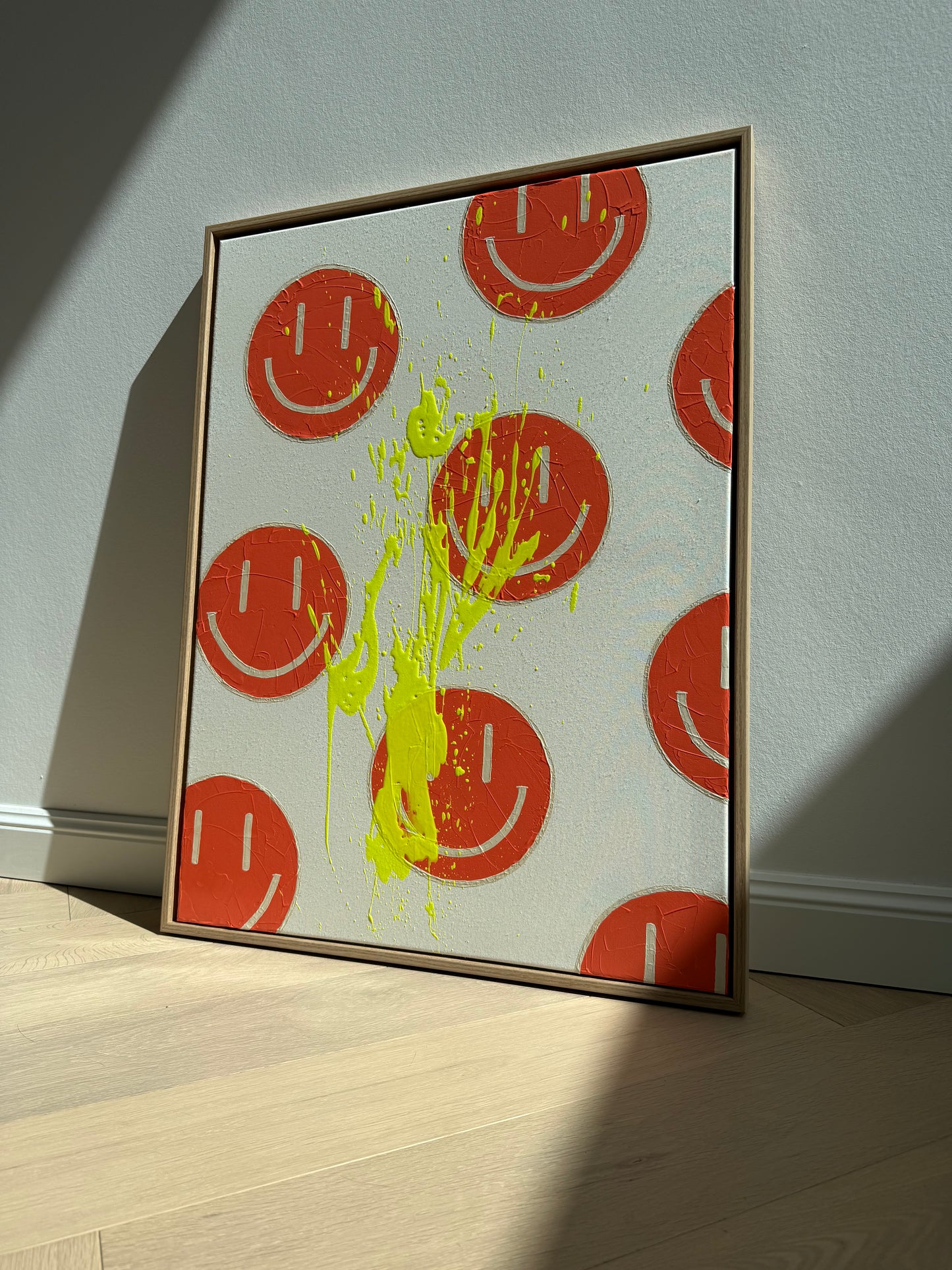 Foto von HAPPY #18 in einem hellen Wohnraum mit moderner Einrichtung, natürlichem Holz und farblich abgestimmten Akzenten zur Visualisierung im Raum